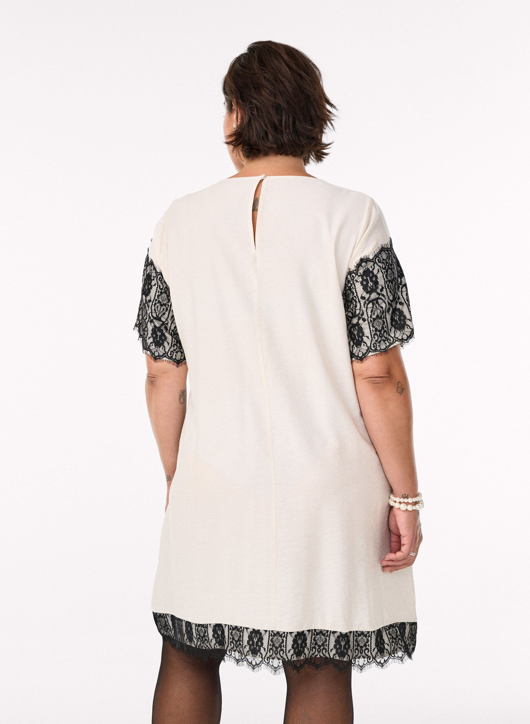 ZizziLyhyt mekko kontrastiv&auml;risill&auml; pitsipaneeleilla, Beige, Model image number 2