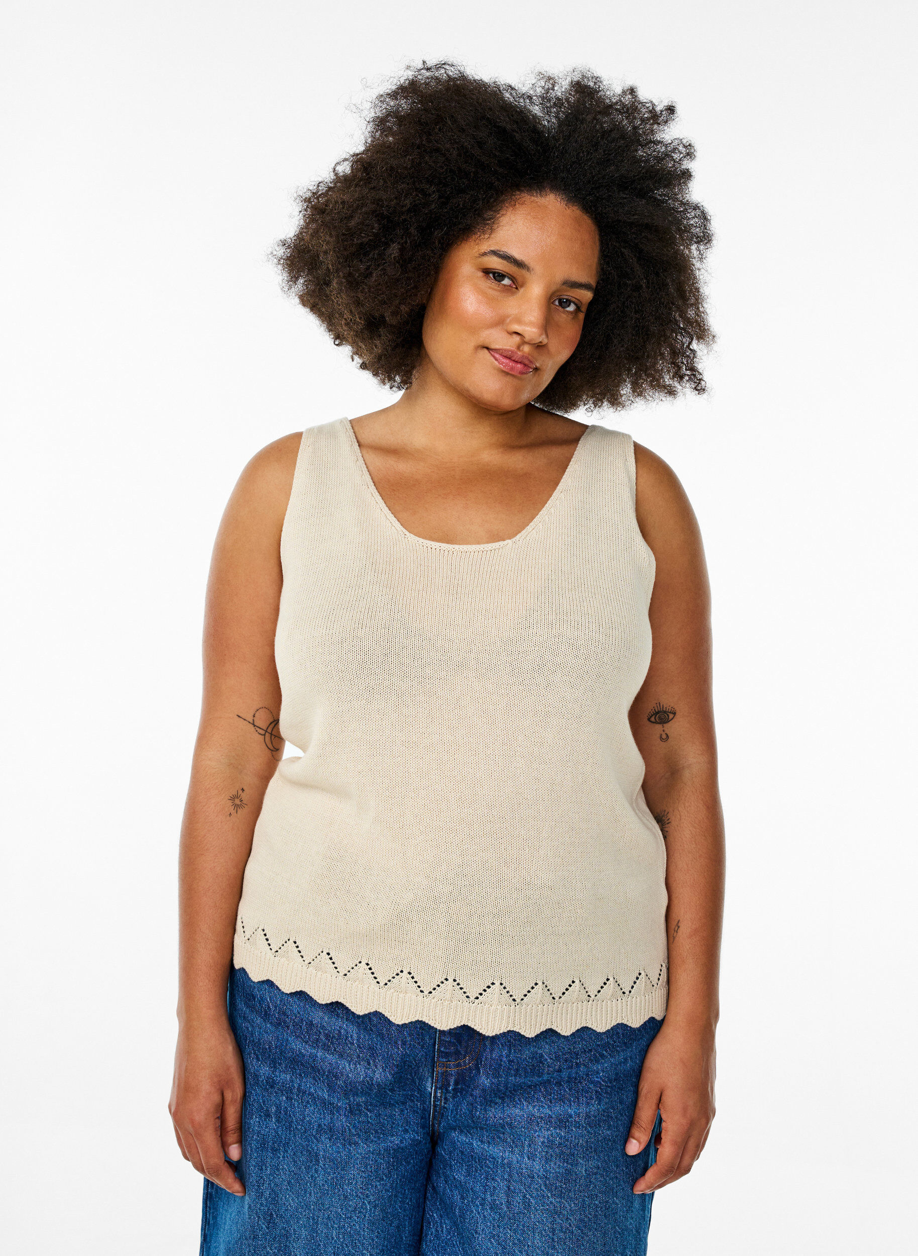 Zizzi Hihaton neuletoppi, jossa on aaltoreunus, Sandshell, Model image number 0