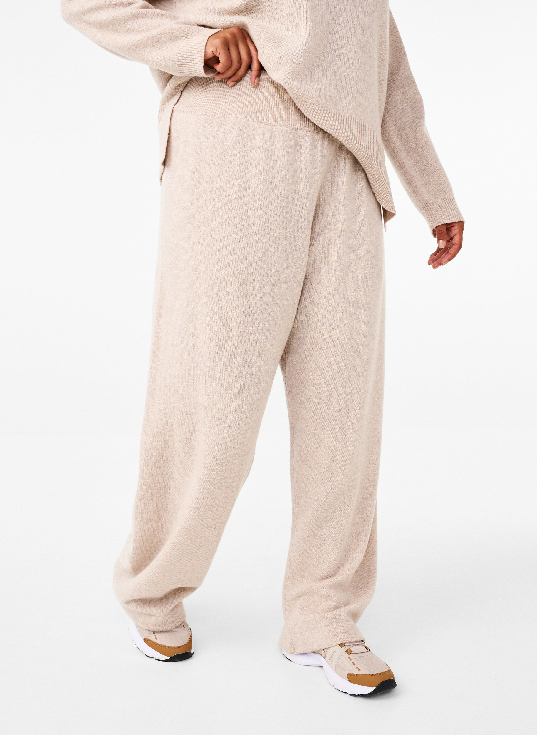 Zizzi Merinovillaiset neulotut housut korkealla vy&ouml;t&auml;r&ouml;ll&auml;, Pumice Stone Mel., Model image number 2