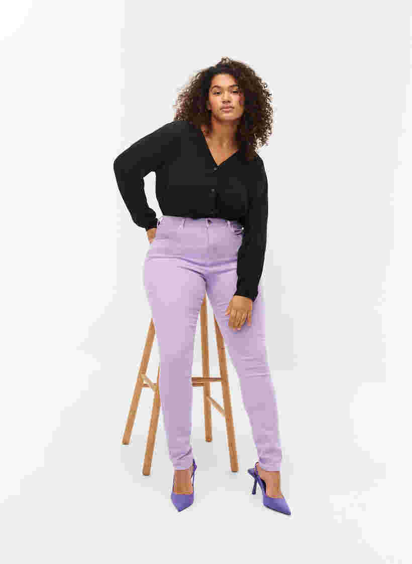 Korkeavyötäröiset Amy farkut super slim fit -mallissa, Lavender, Model image number 2
