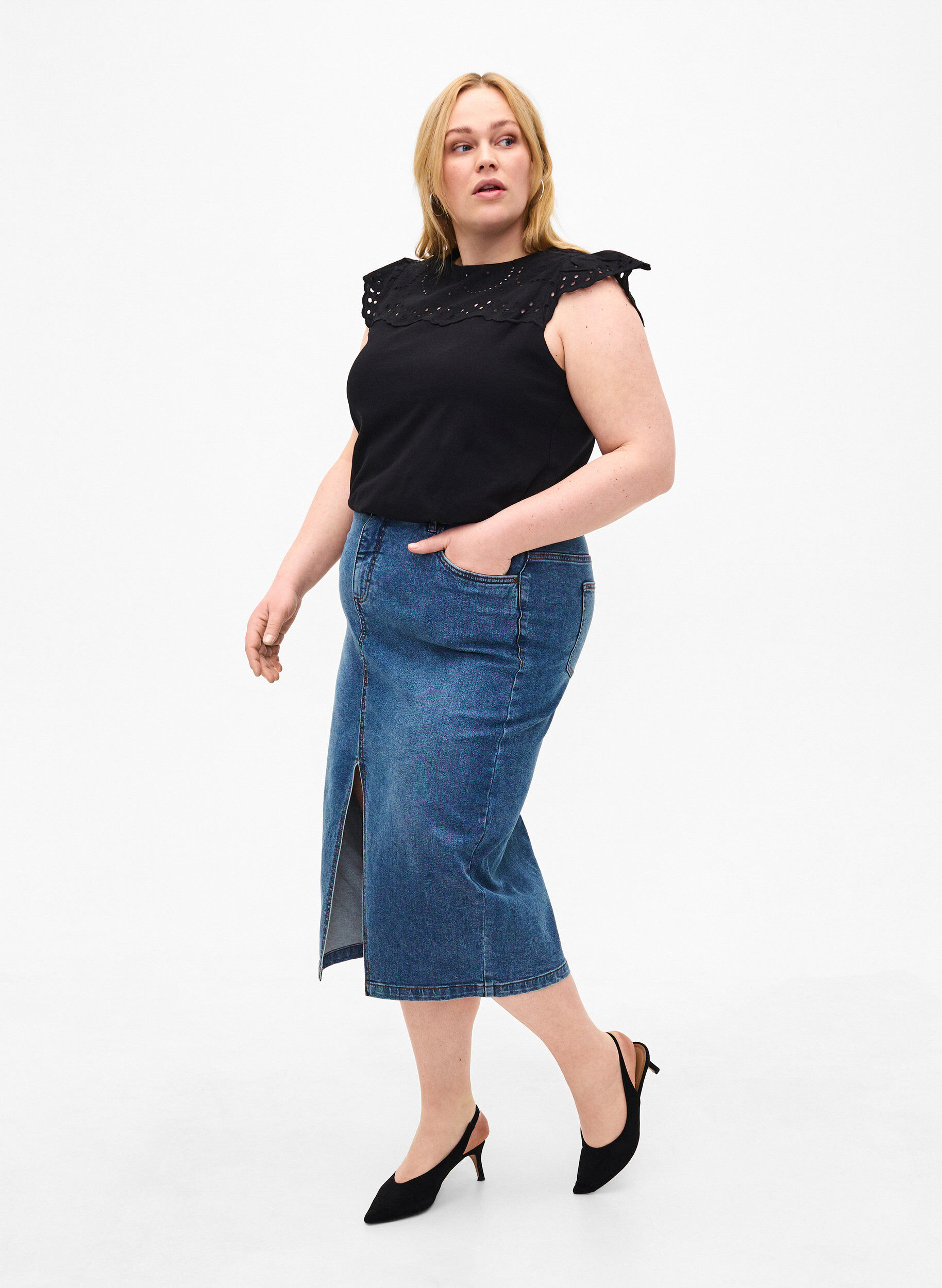 Zizzi Luomupuuvillasta valmistettu T-paita englantilaisella kirjonnalla, Black, Model image number 2