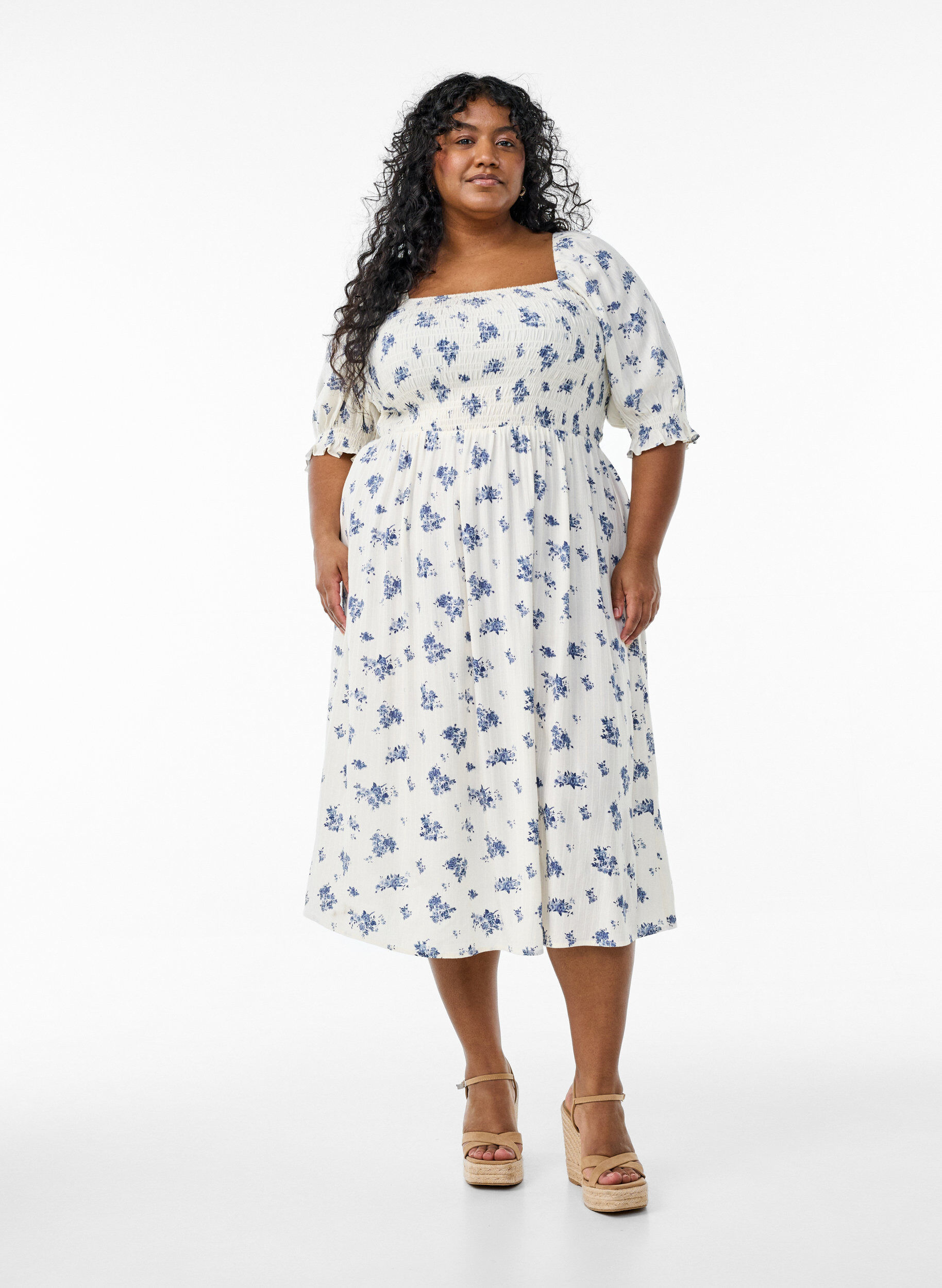 Kukallinen midimekko viskoosista smokkirypytyksell&auml;, Valkoinen, Model