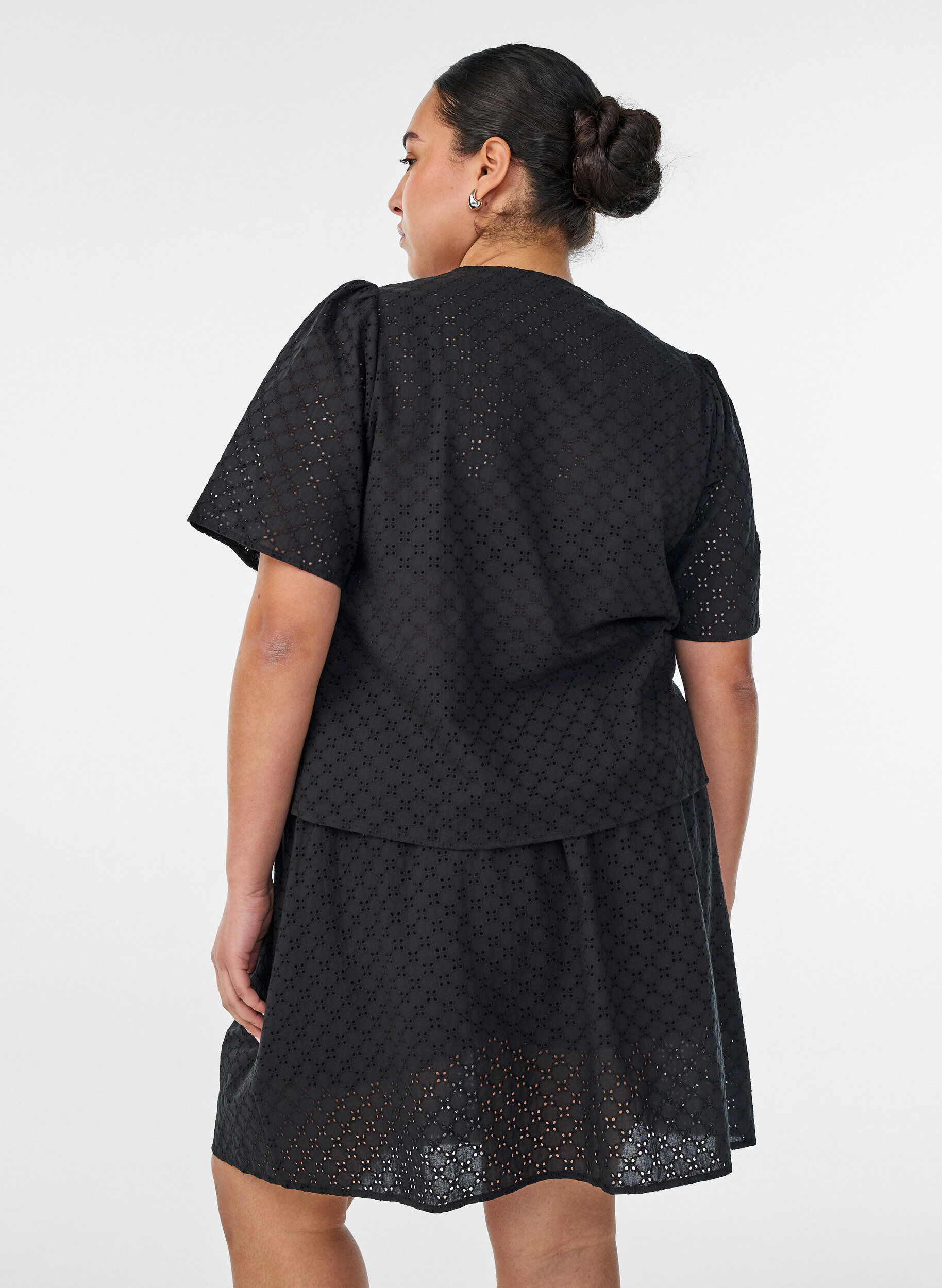 ZizziLyhyt hame broderie anglaise -koristelulla ja joustavalla vy&ouml;t&auml;r&ouml;ll&auml;, Musta, Model image number 1