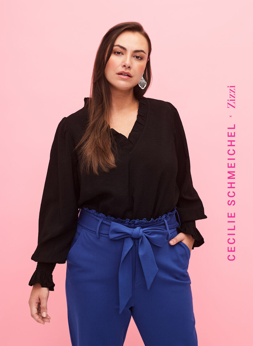 Pitkähihainen viskoosipusero röyhelöyksityiskohdilla, Black, Model image number 0