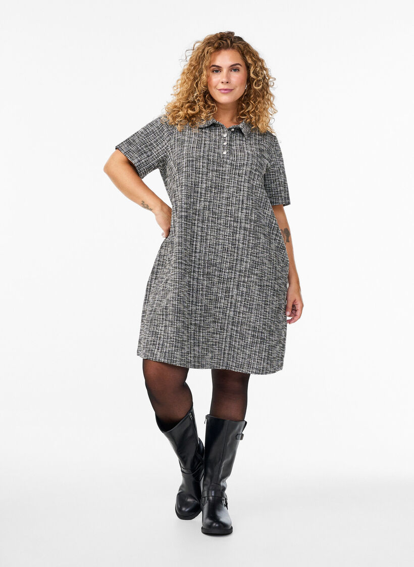 Lyhyt mekko teksturoidusta jersey-kankaasta graafisella ruutukuviolla, Vanilja, Model image number 1