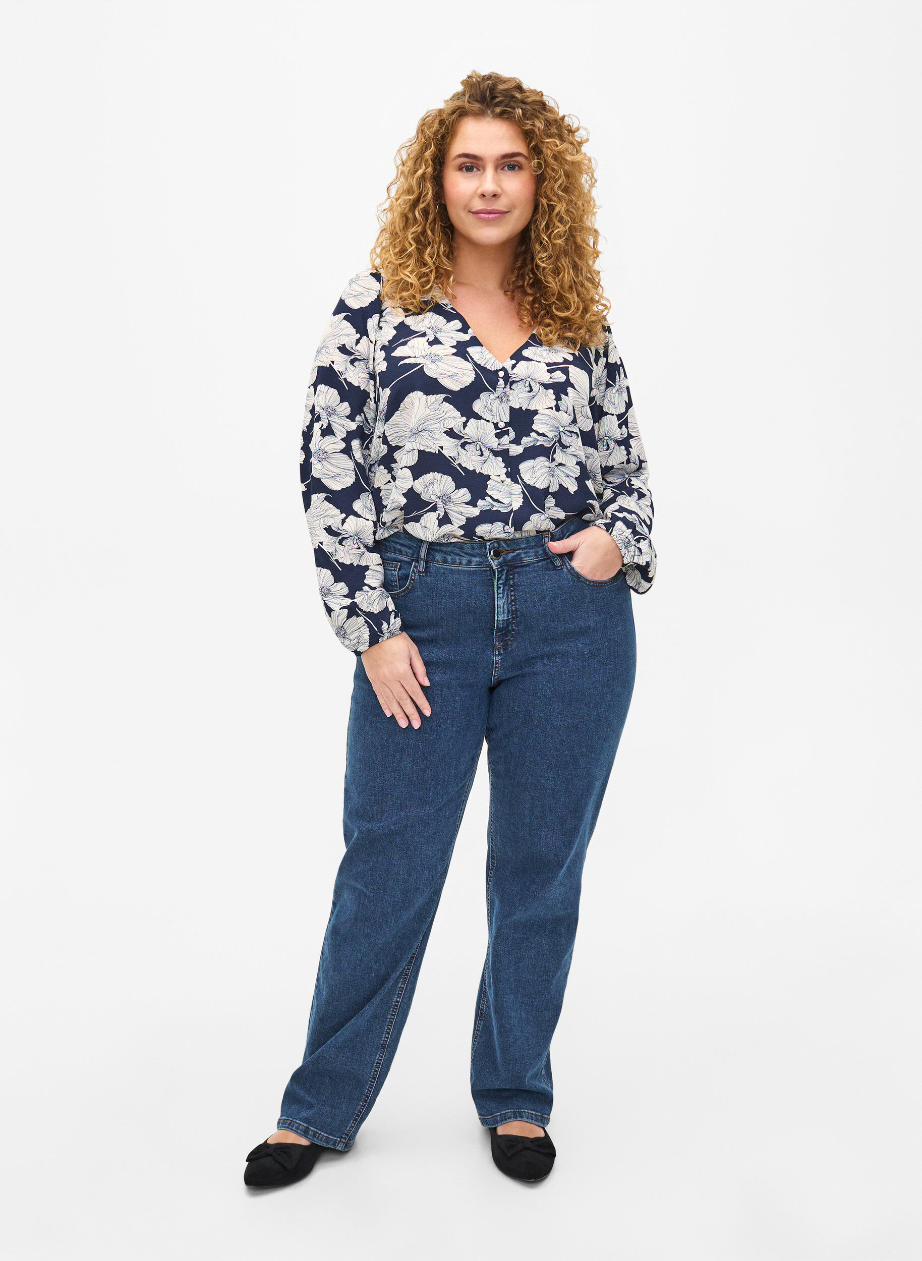 Zizzi Paitapusero, jossa on v-p&auml;&auml;ntie ja kuvio, Navy B. Flower AOP, Model image number 2