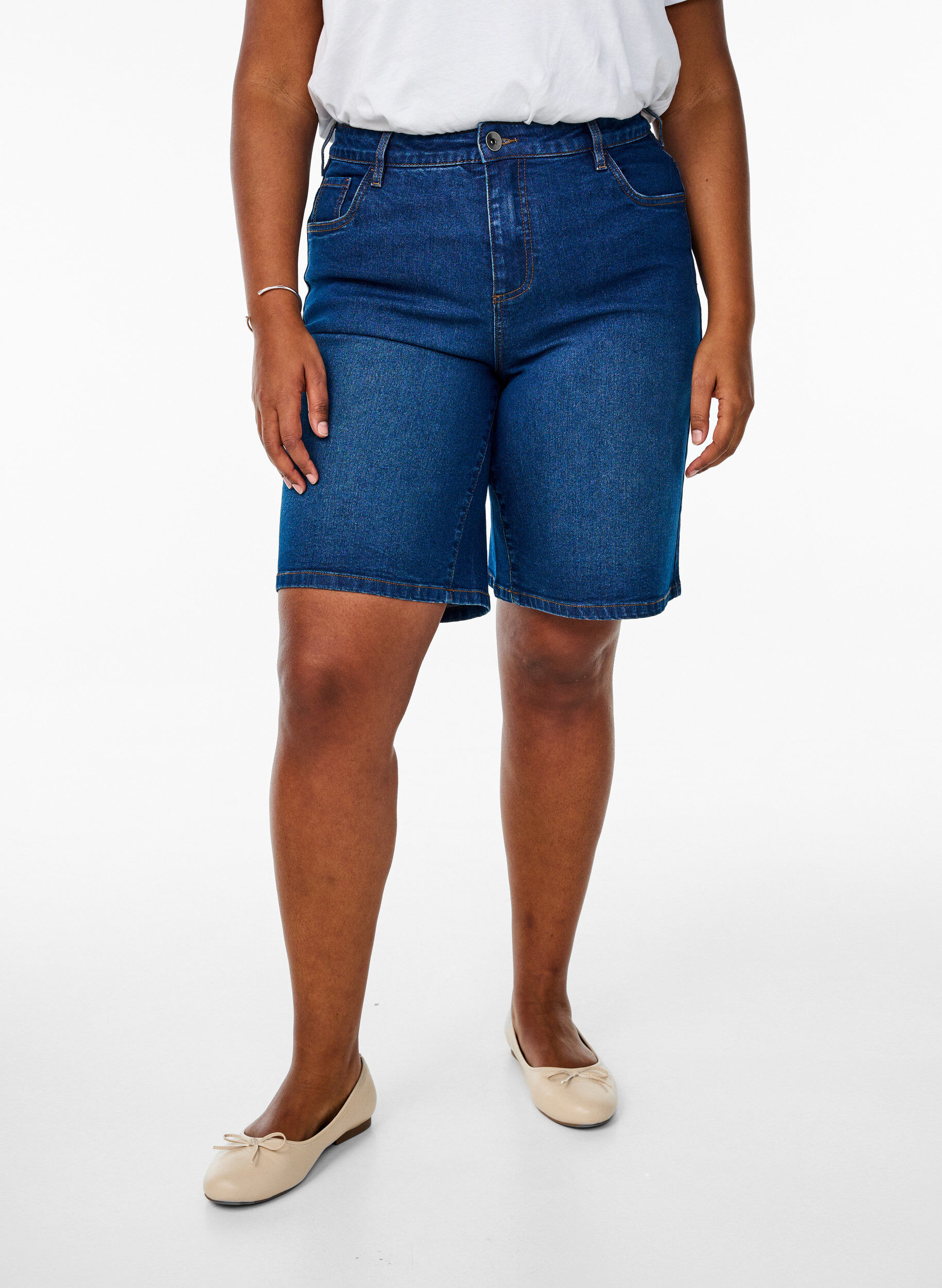 Zizzi FLASH - Rento denimshortsit korkealla vy&ouml;t&auml;r&ouml;ll&auml;, Sininen, Model image number 3