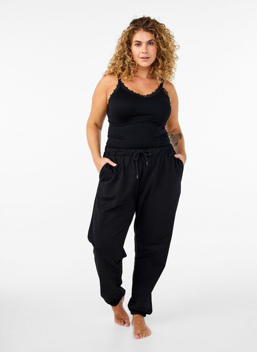 Saumaton toppi pitsikoristeella, Black, Model image number 2