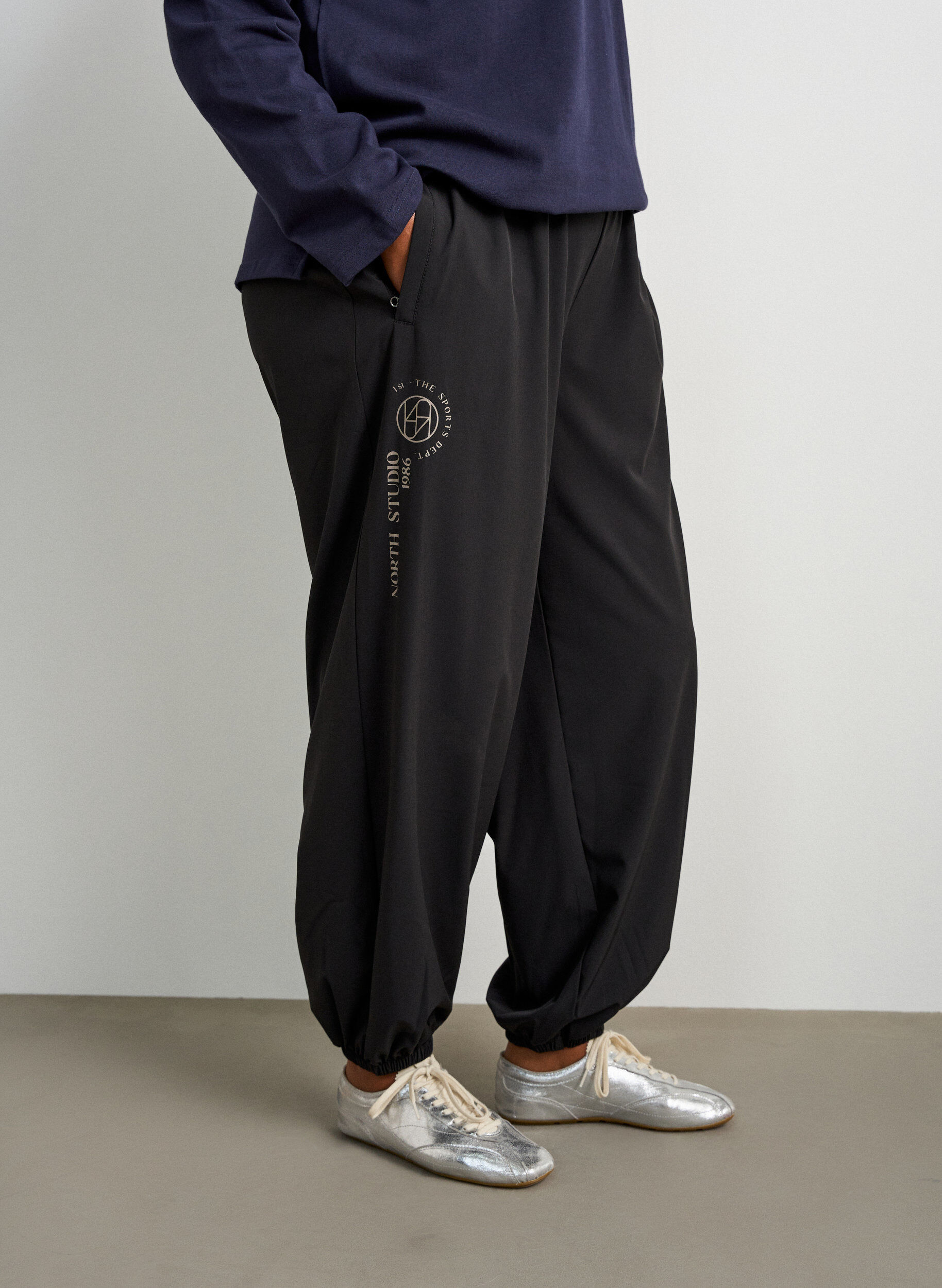 ZizziTreenihousut pallolahkeilla, Musta, Model image number 2