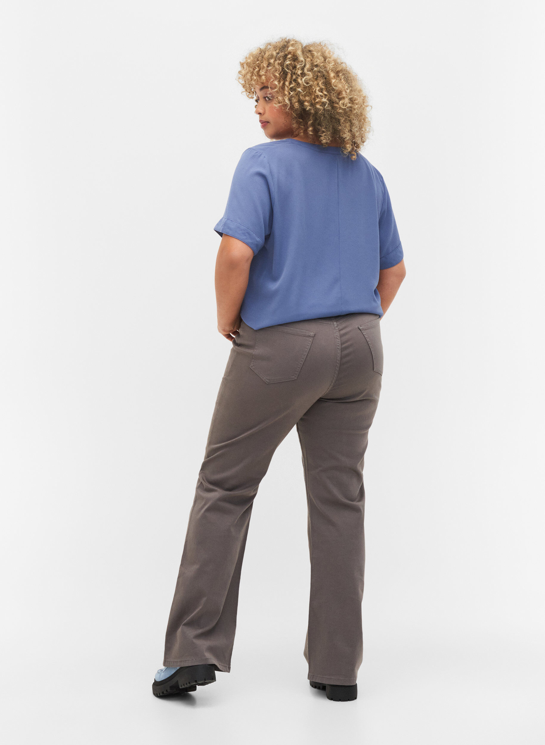 Zizzi Leve&auml;lahkeiset farkut erityisen korkealla vy&ouml;t&auml;r&ouml;ll&auml;, Harmaa, Model image number 1