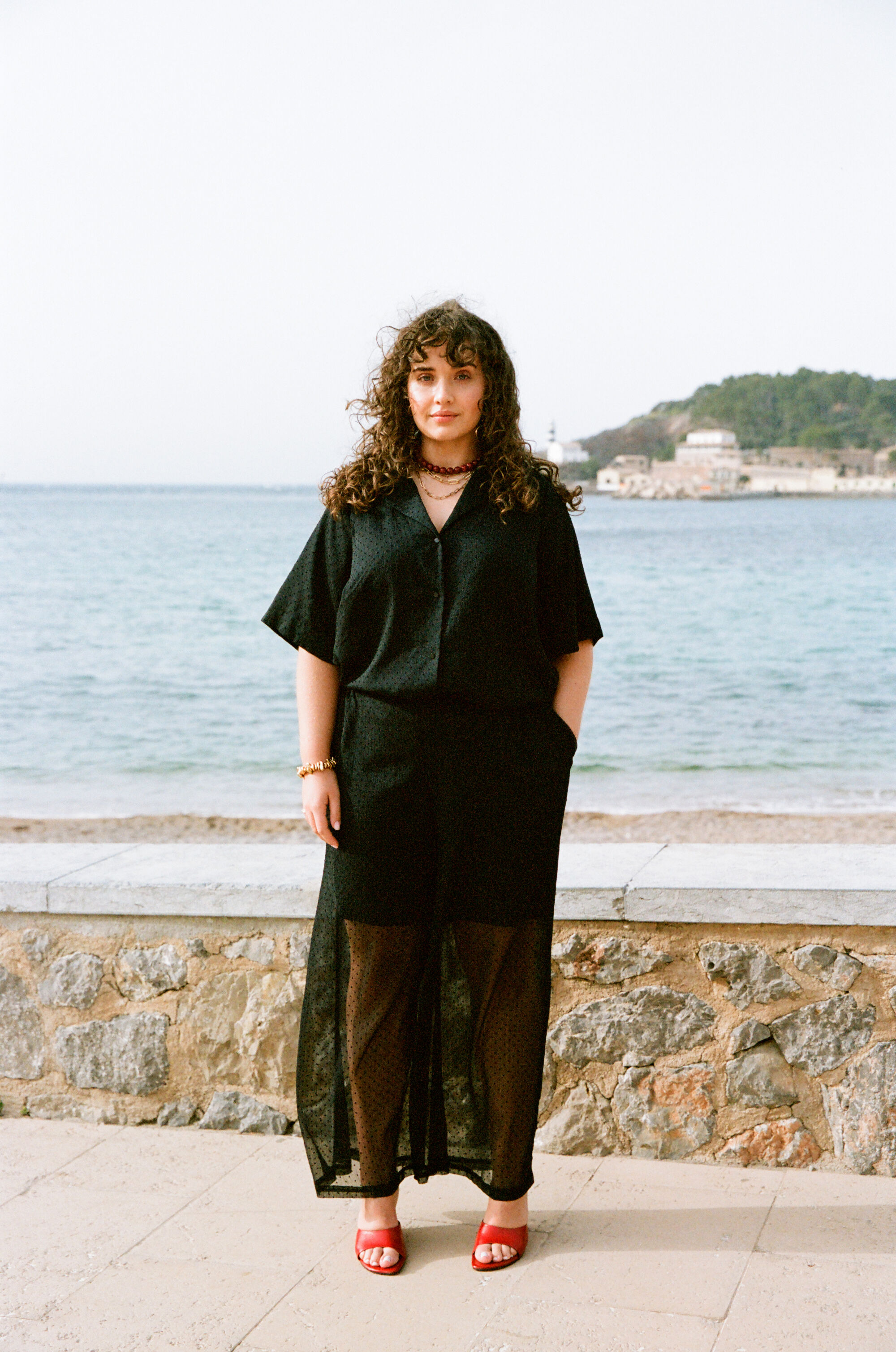 ZizziTyylik&auml;s musta punaisilla korostuksilla, , Model