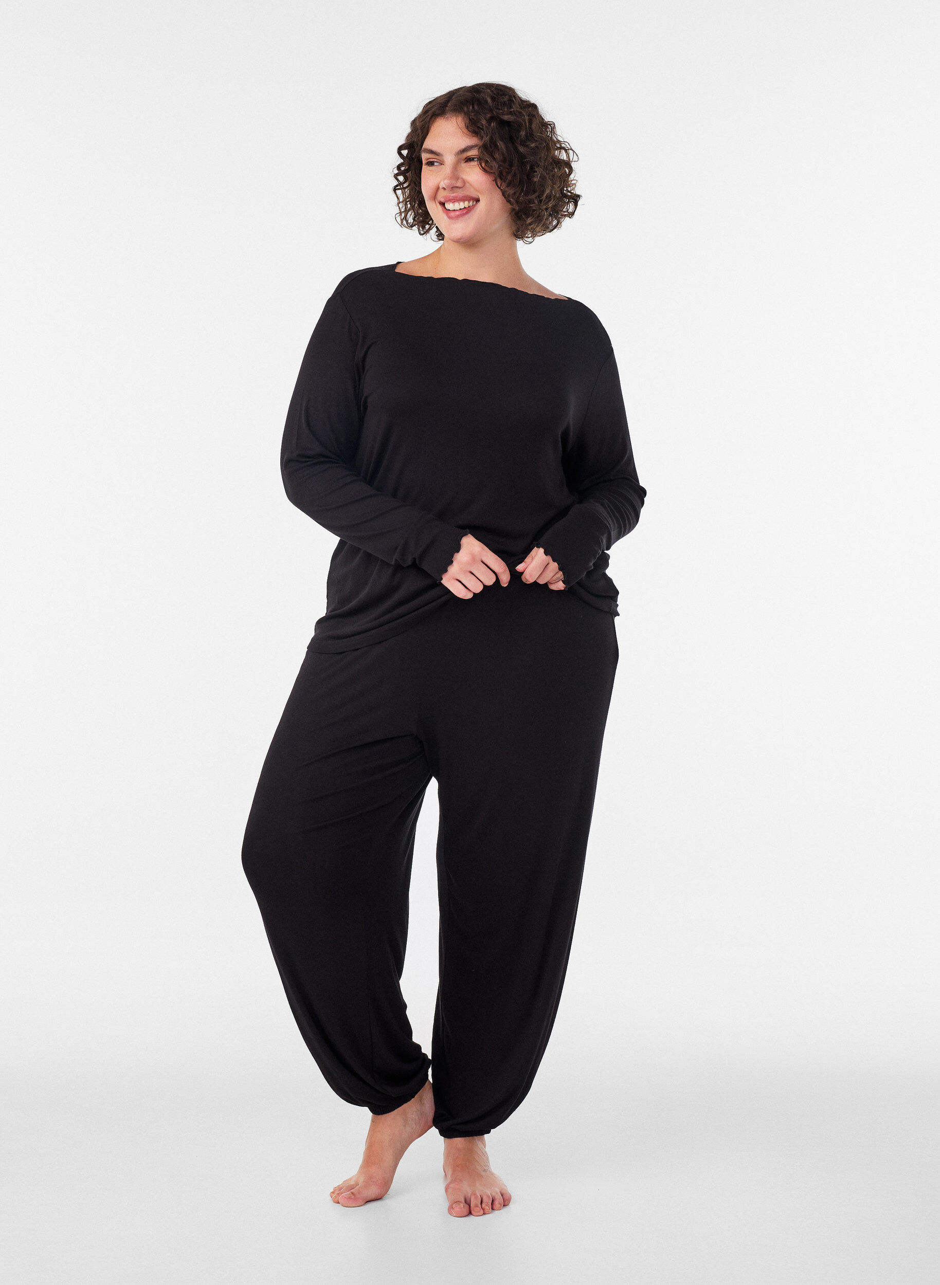 Rennot pyjamahousut viskoosista, joustavalla vy&ouml;t&auml;r&ouml;ll&auml;, Musta, Model