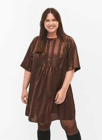Raidallinen A-linjainen mekko, jossa on 1/2 -hihat, Chestnut, Model