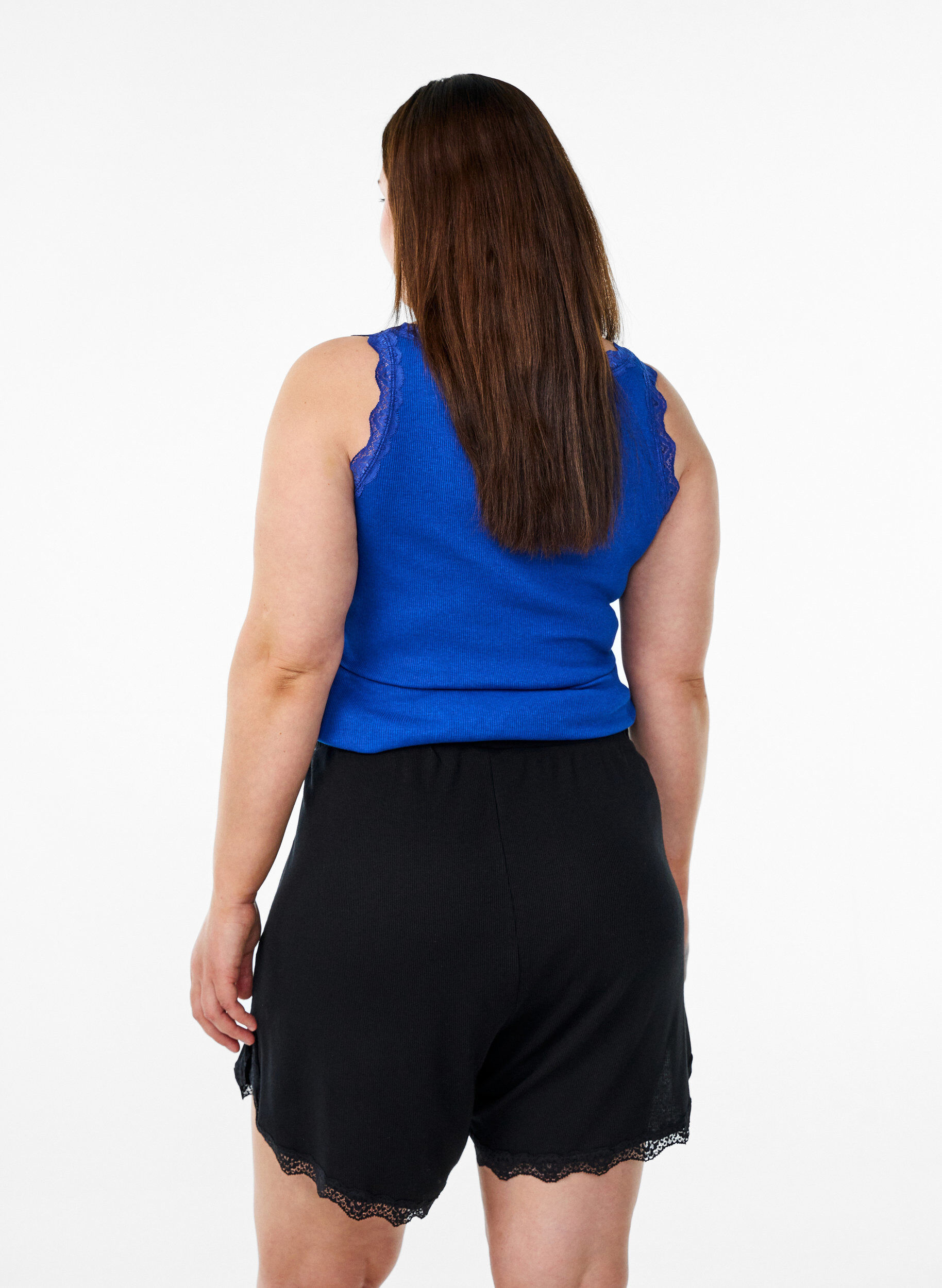 Zizzi Rennot y&ouml;shortsit ribatulla tekstuurilla ja pitsisomisteilla, Musta, Model image number 2