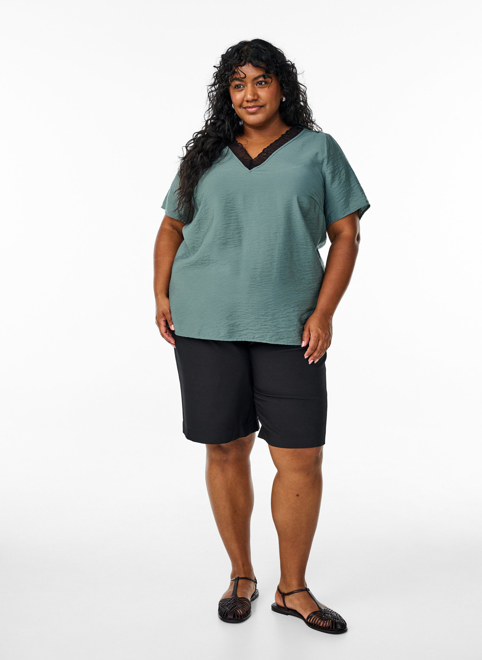 Zizzi Lyhythihainen viskoosipusero, jossa on pitsikoristeet, Vihre&auml;, Model image number 1