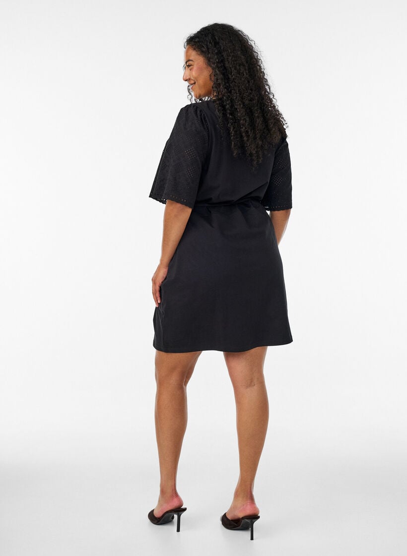 Puuvillamekko broderie anglaise -hihoilla ja vy&ouml;t&auml;r&ouml;nauhalla, Musta, Model image number 2