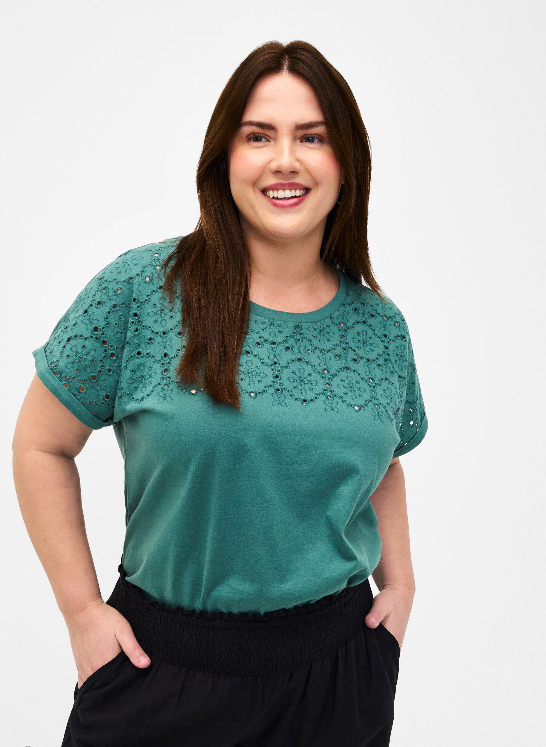 Zizzi Luomupuuvillasta valmistettu T-paita broderie anglaise -reunuksella, Sea Pine, Model image number 0