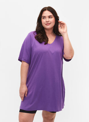 Yksivärinen oversize t-paita v-pääntiellä, Deep Lavender, Model image number 0