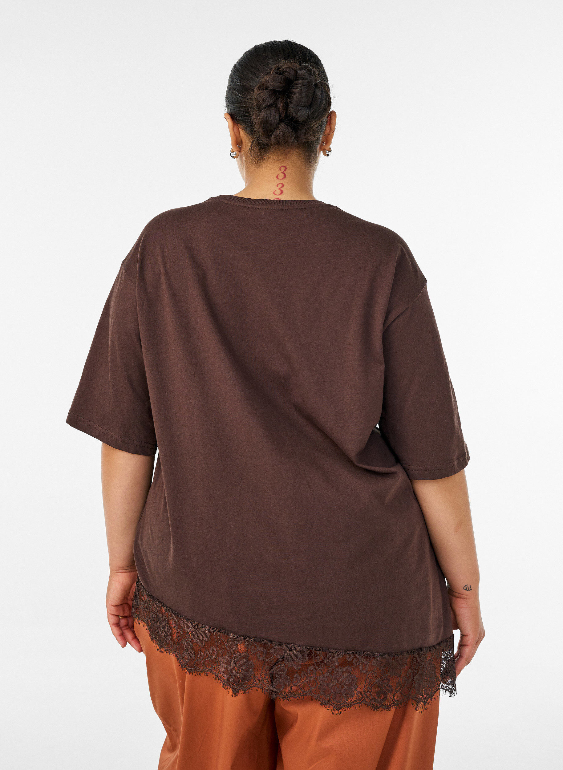 ZizziT-paita ep&auml;symmetrisell&auml; pitsihelmalla, Ruskea, Model image number 2