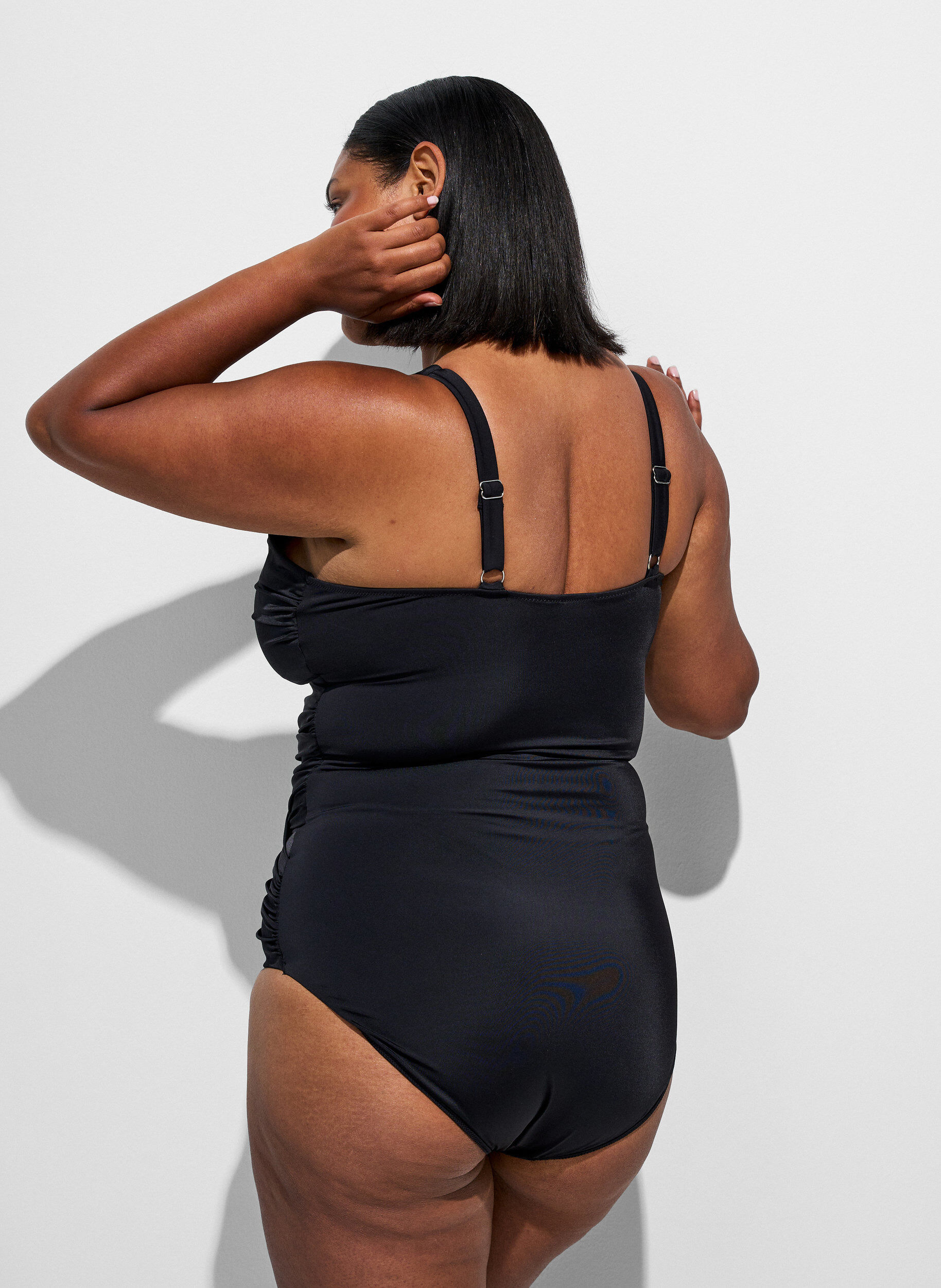 ZizziUima-asu drapeeratulla ristiyksityiskohdalla, Musta, Model image number 1