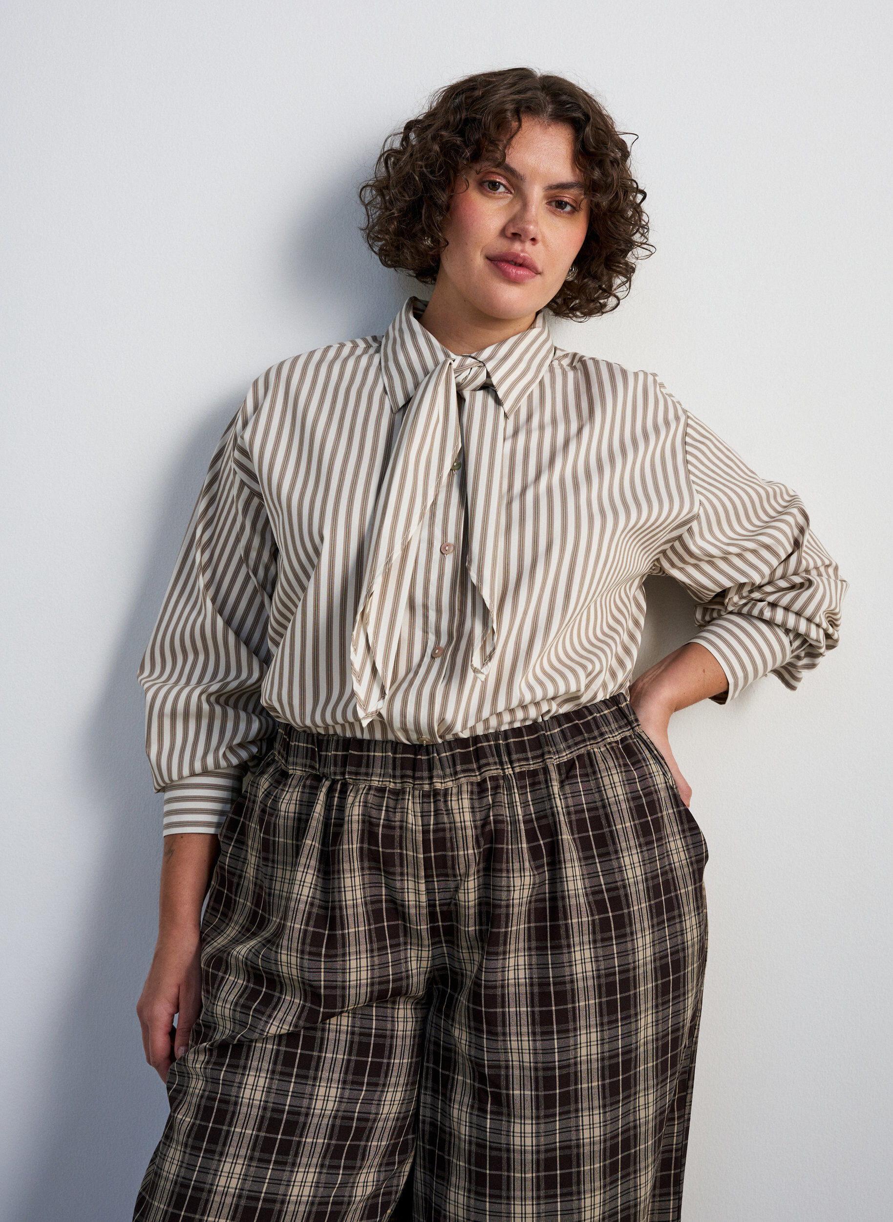 ZizziRaidallinen paita irrotettavalla kaulanauhalla, Beige, Model image number 0