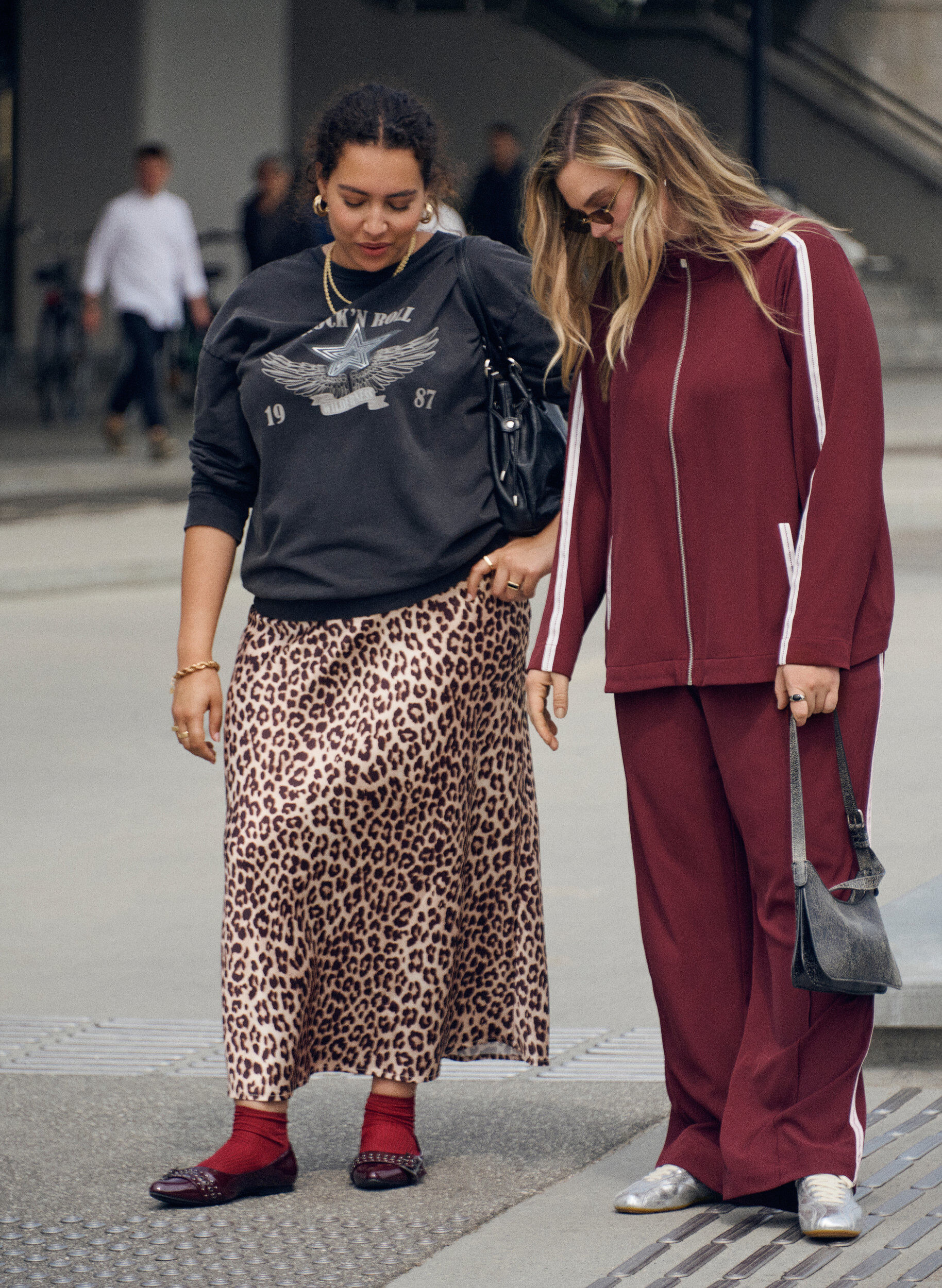 Zizzi Pesty look -collegepaita n&auml;ytt&auml;v&auml;ll&auml; printill&auml;, Harmaa, Image image number 0