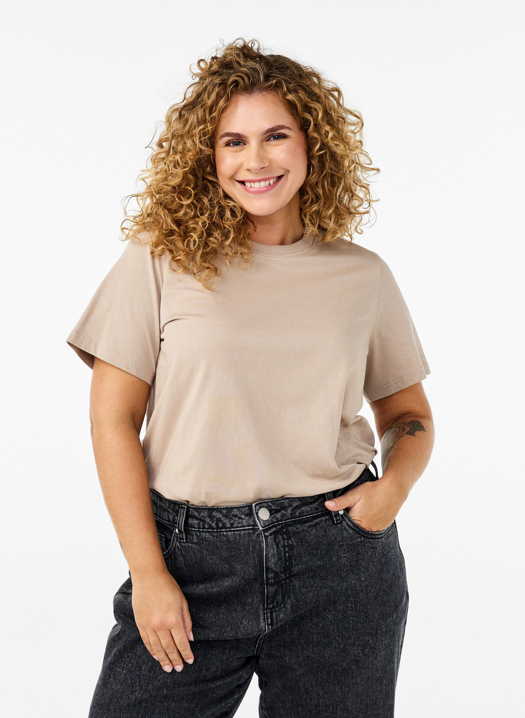 ZizziPuuvillainen perus-T-paita, jossa on py&ouml;re&auml; kaula-aukko, Beige, Model image number 0