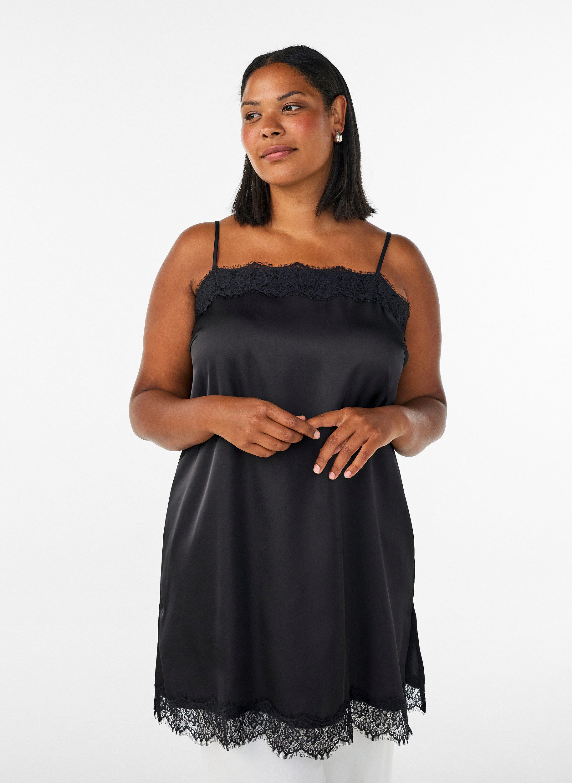 Pitk&auml; satiinitoppi pitsireunoilla, Musta, Model