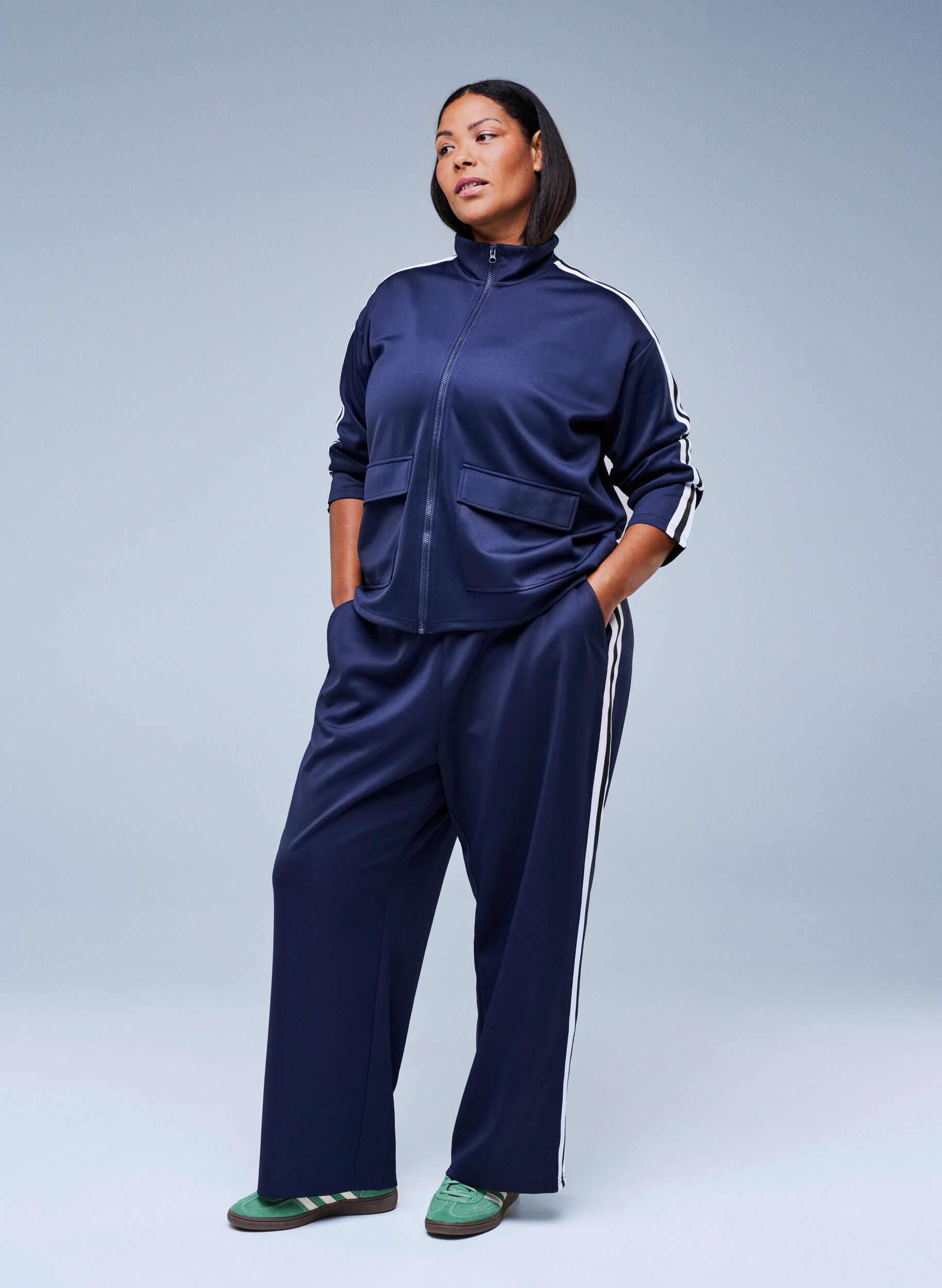 Korkeavy&ouml;t&auml;r&ouml;iset collegehousut sporttisilla raidoilla