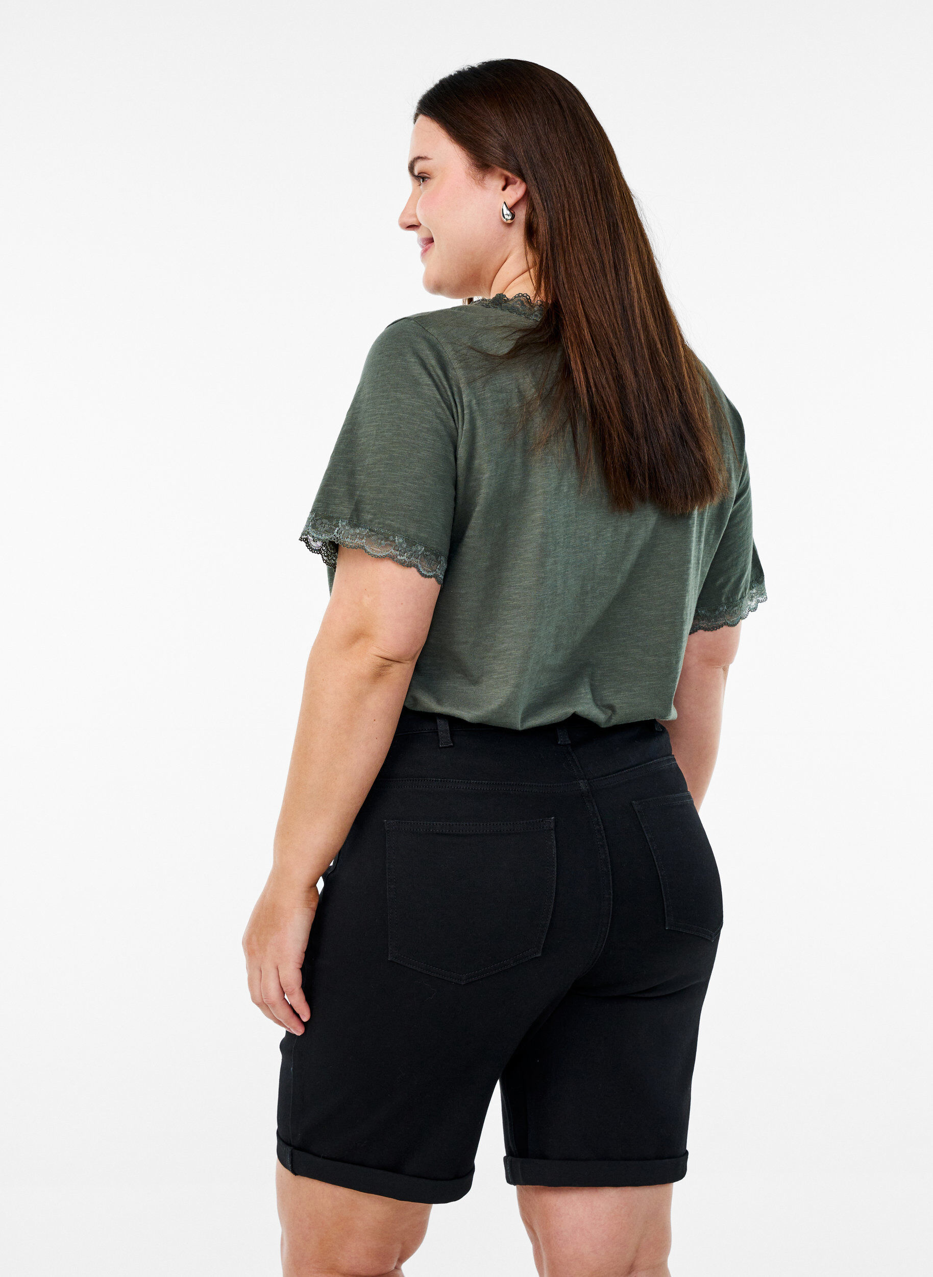 Zizzi Kapeat farkkushortsit korkealla vy&ouml;t&auml;r&ouml;ll&auml;, Musta, Model image number 2