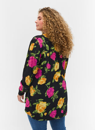 Kukallinen paitapusero napeilla ja smokkirypytyksellä, Black Flower AOP, Model image number 1