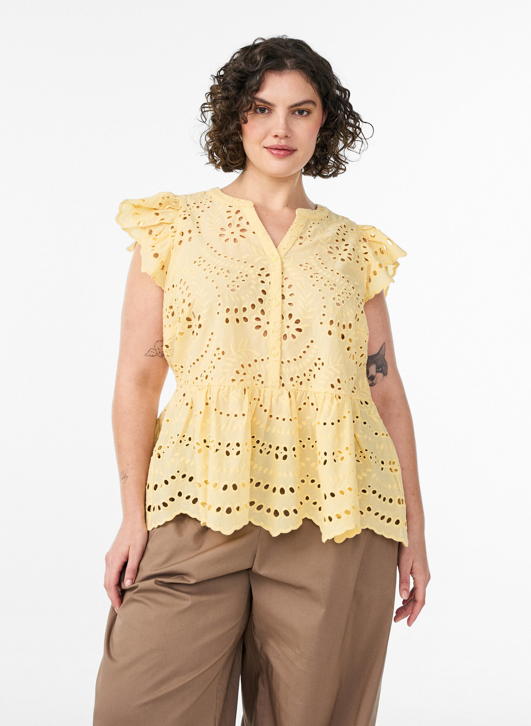 Zizzi Hihaton broderie anglaise -pusero r&ouml;yhel&ouml;ill&auml;, Keltainen, Model image number 0