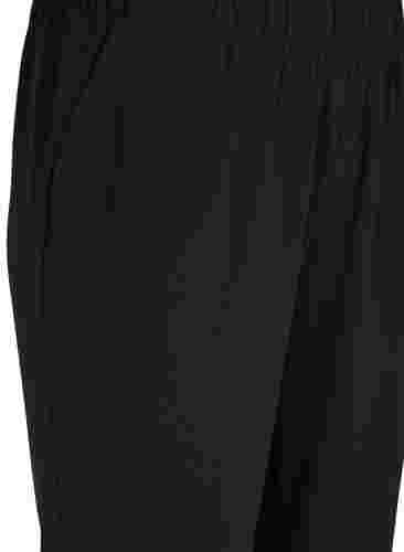 Leveälahkeiset housut taskuilla, Black, Packshot image number 2