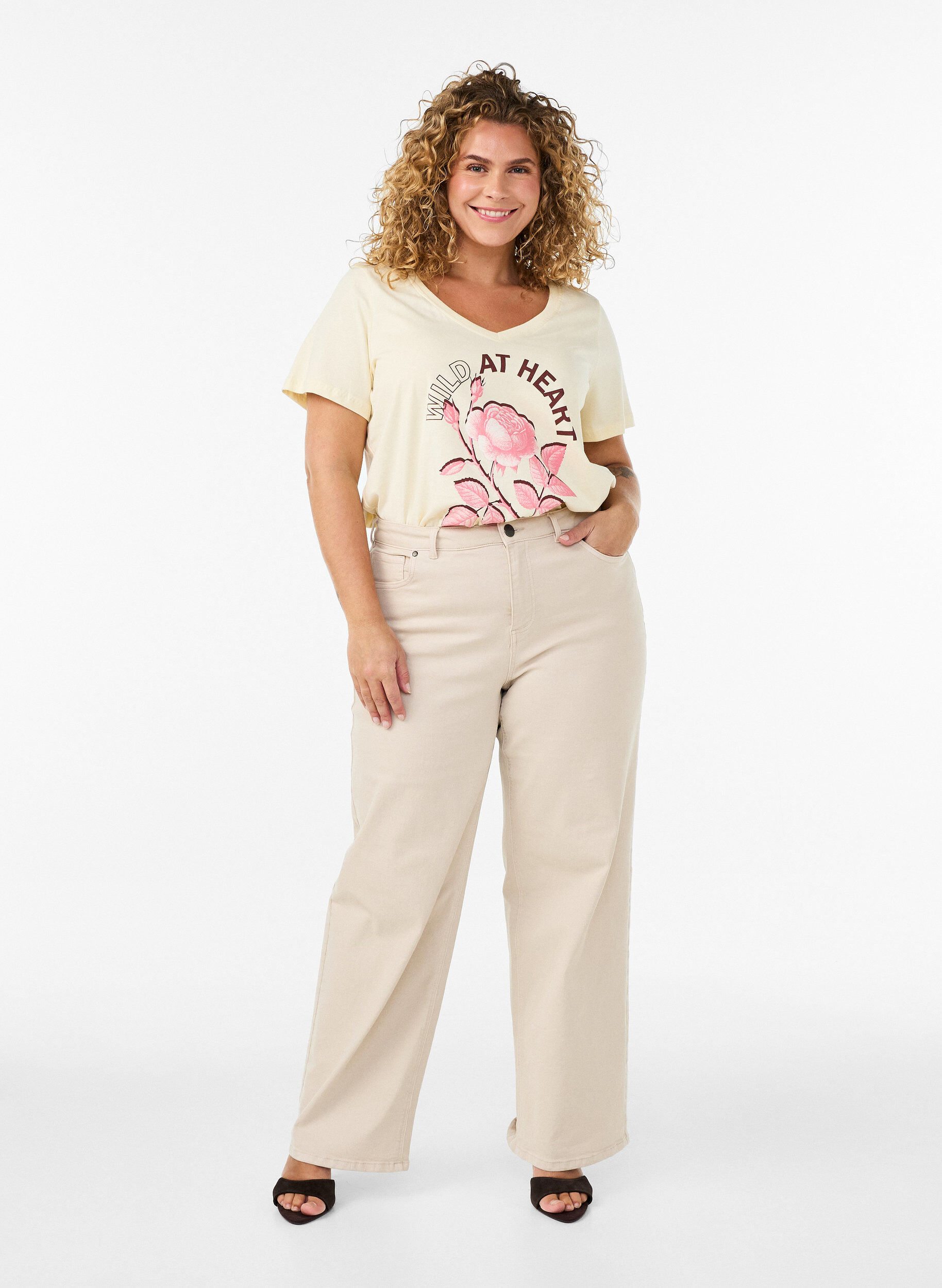 ZizziPuuvillainen T-paita etuprintill&auml; ja V-p&auml;&auml;ntiell&auml;, Beige, Model image number 1