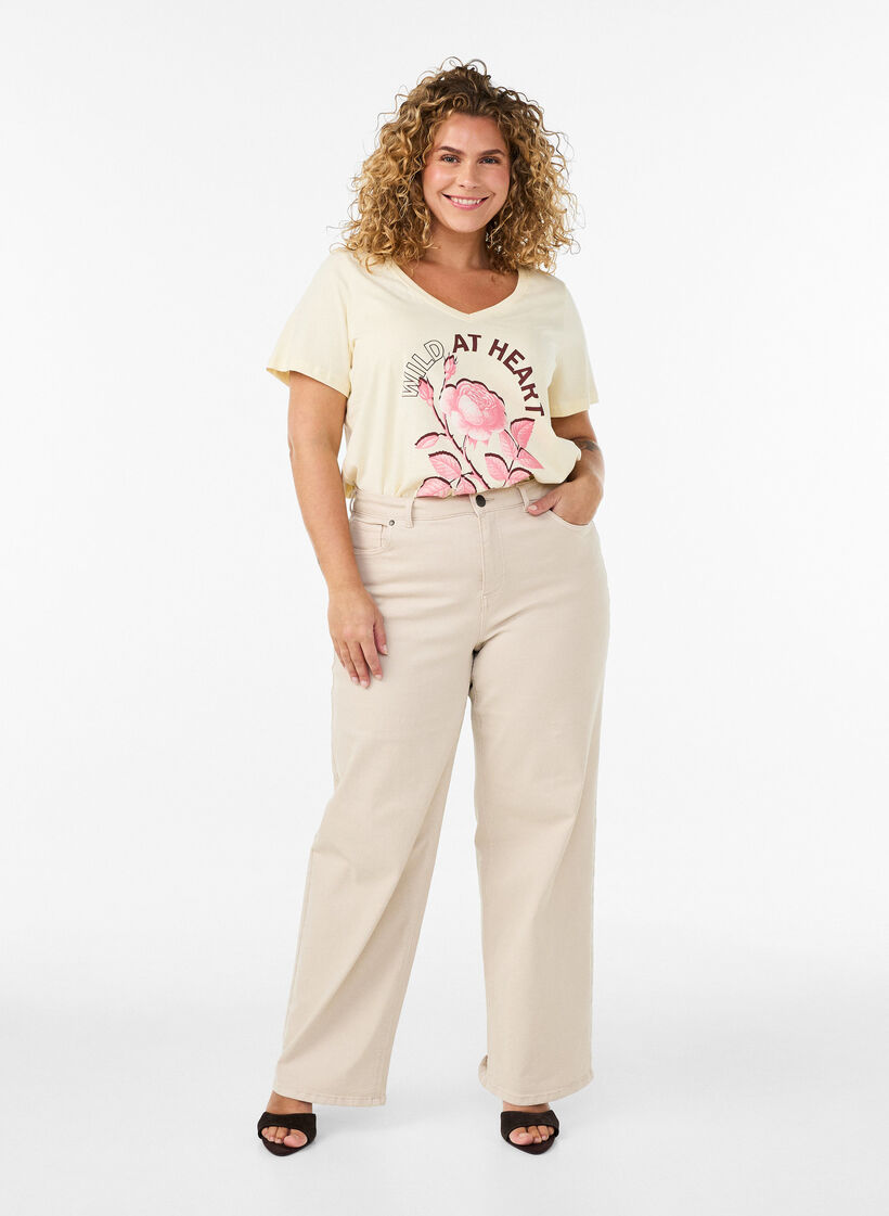 Puuvillainen T-paita etuprintill&auml; ja V-p&auml;&auml;ntiell&auml;, Beige, Model image number 1