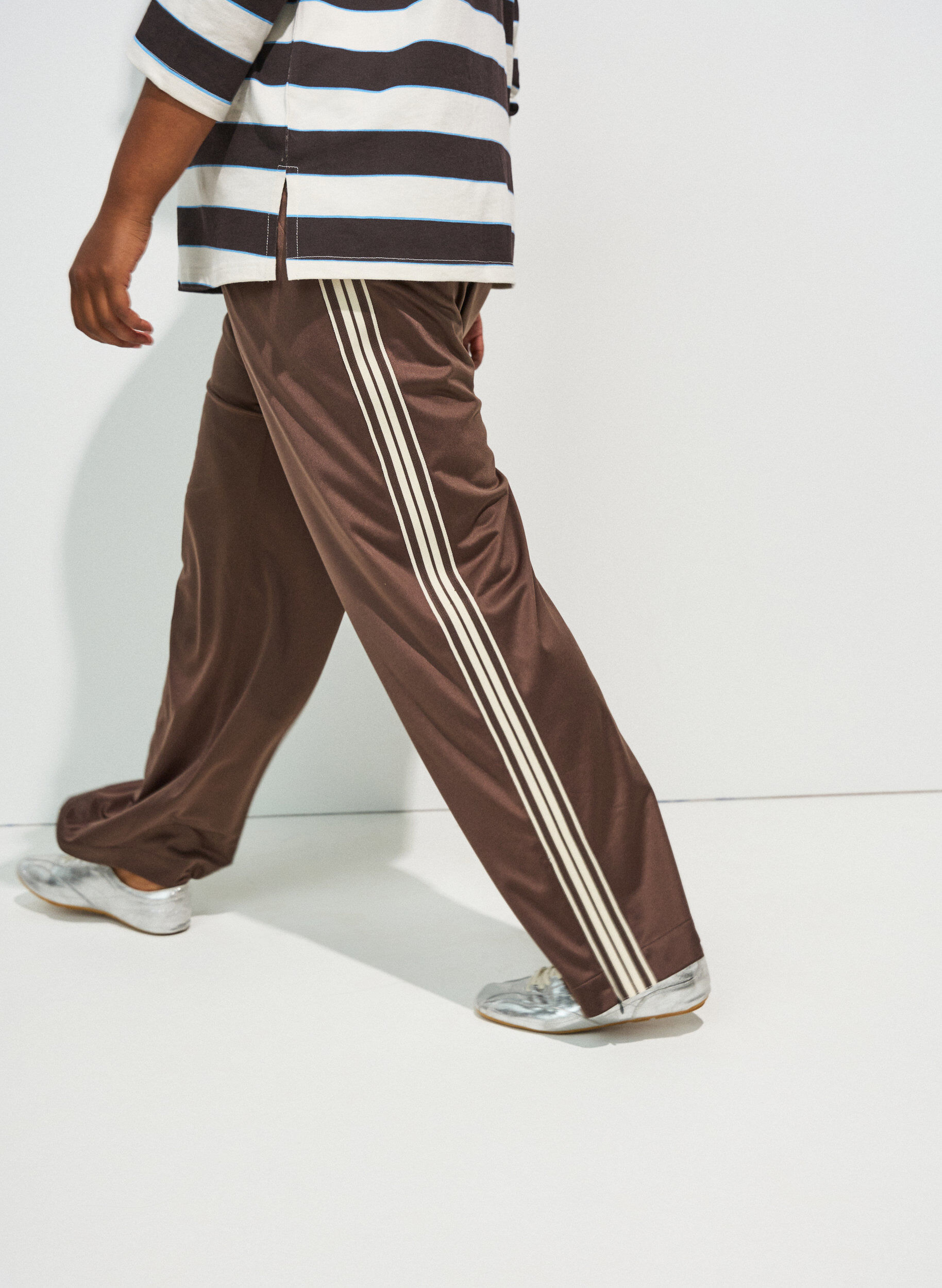 ZizziVerkkarit sivuraidoilla ja taskuilla, Ruskea, Model image number 0