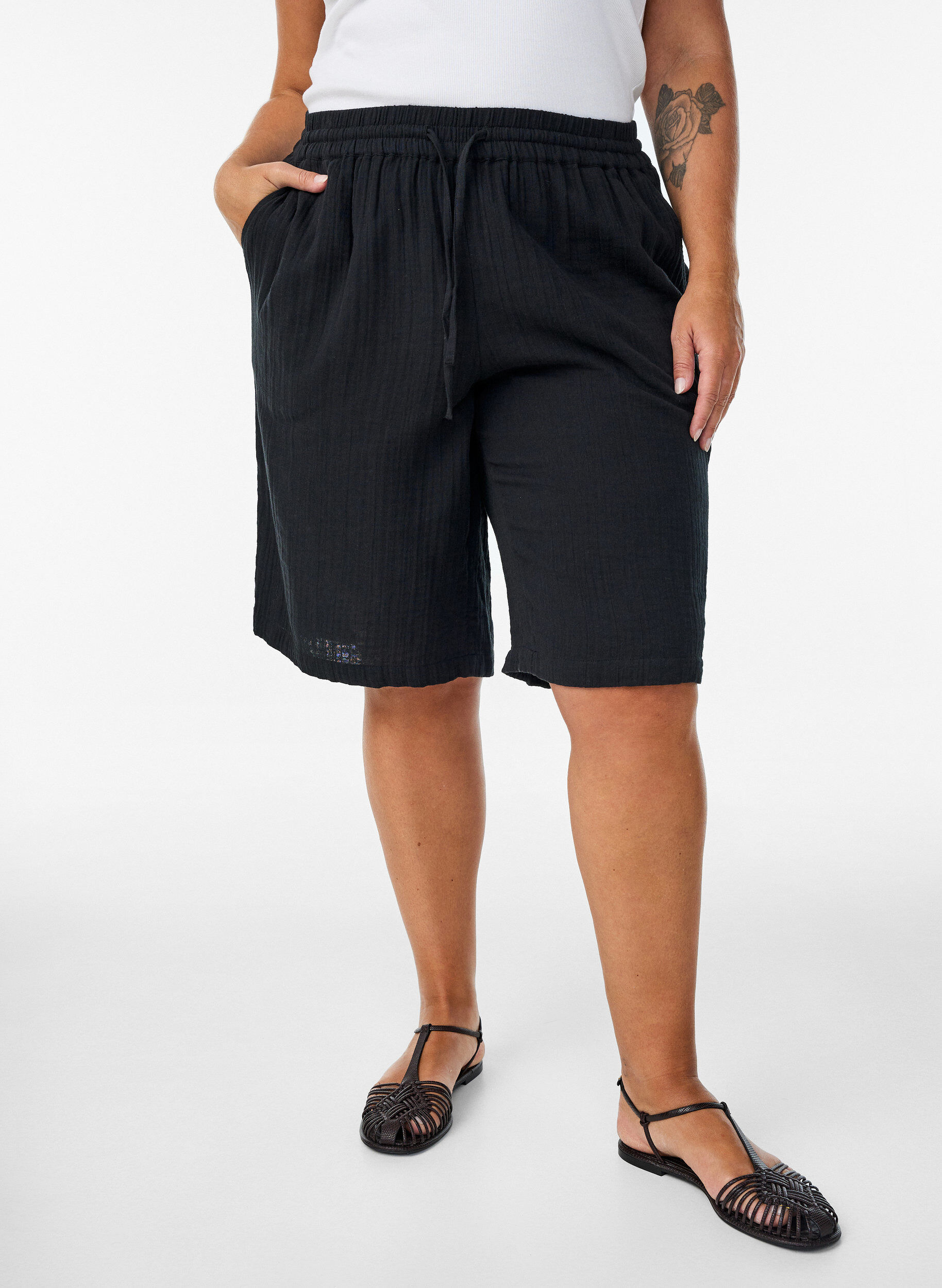 ZizziV&auml;lj&auml;sti istuvat puuvillamusliinishortsit korkealla vy&ouml;t&auml;r&ouml;ll&auml;, Musta, Model image number 3