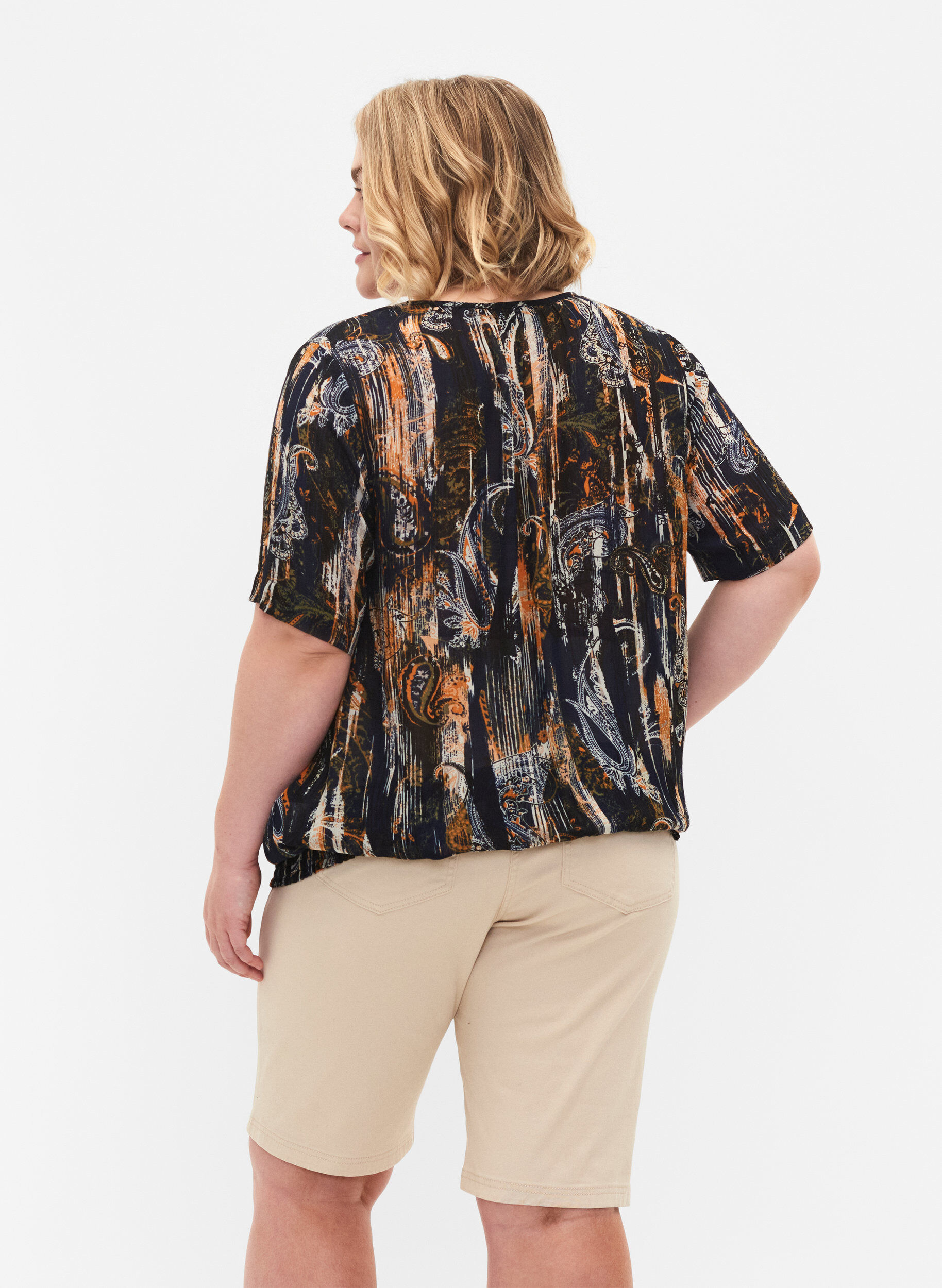 Zizzi Tyk&ouml;istuvat shortsit takataskuilla, Fog, Model image number 1