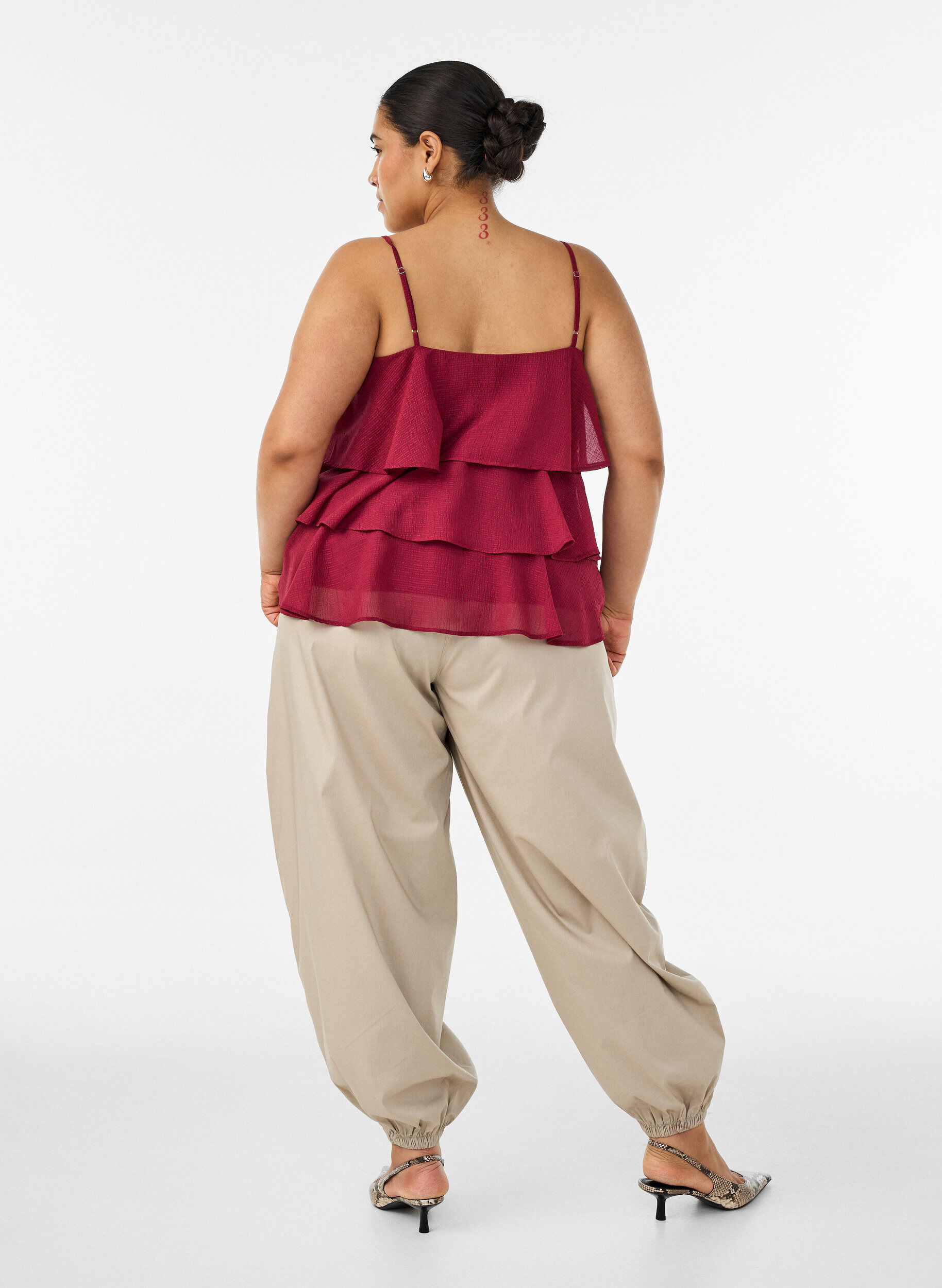 ZizziIlmapallohousut taskuilla ja joustavalla vy&ouml;t&auml;r&ouml;ll&auml;, Beige, Model image number 1