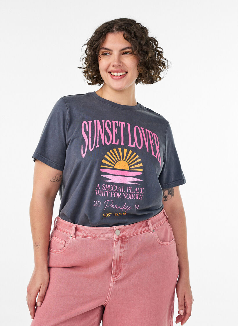 Puuvillainen T-paita etupainatuksella ja pestyll&auml; lookilla, Harmaa, Model image number 0