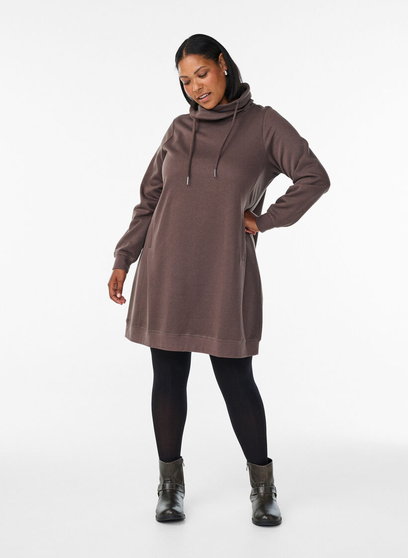 Lyhyt swetarimekko korkealla kauluksella ja taskuilla, Ruskea, Model image number 1