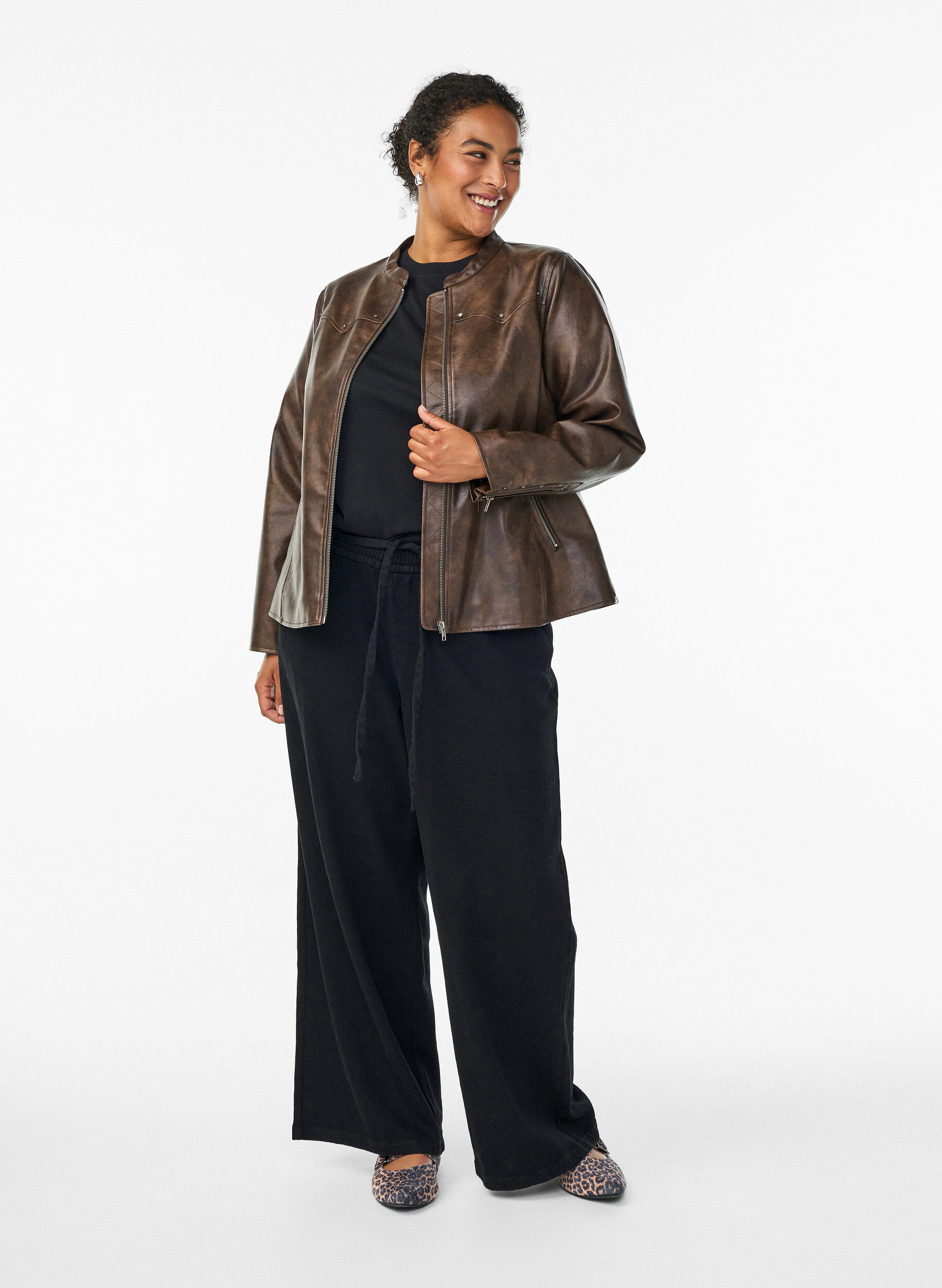 Zizzi Keinonahkatakki niiteill&auml; ja taskuilla, Ruskea, Model image number 1