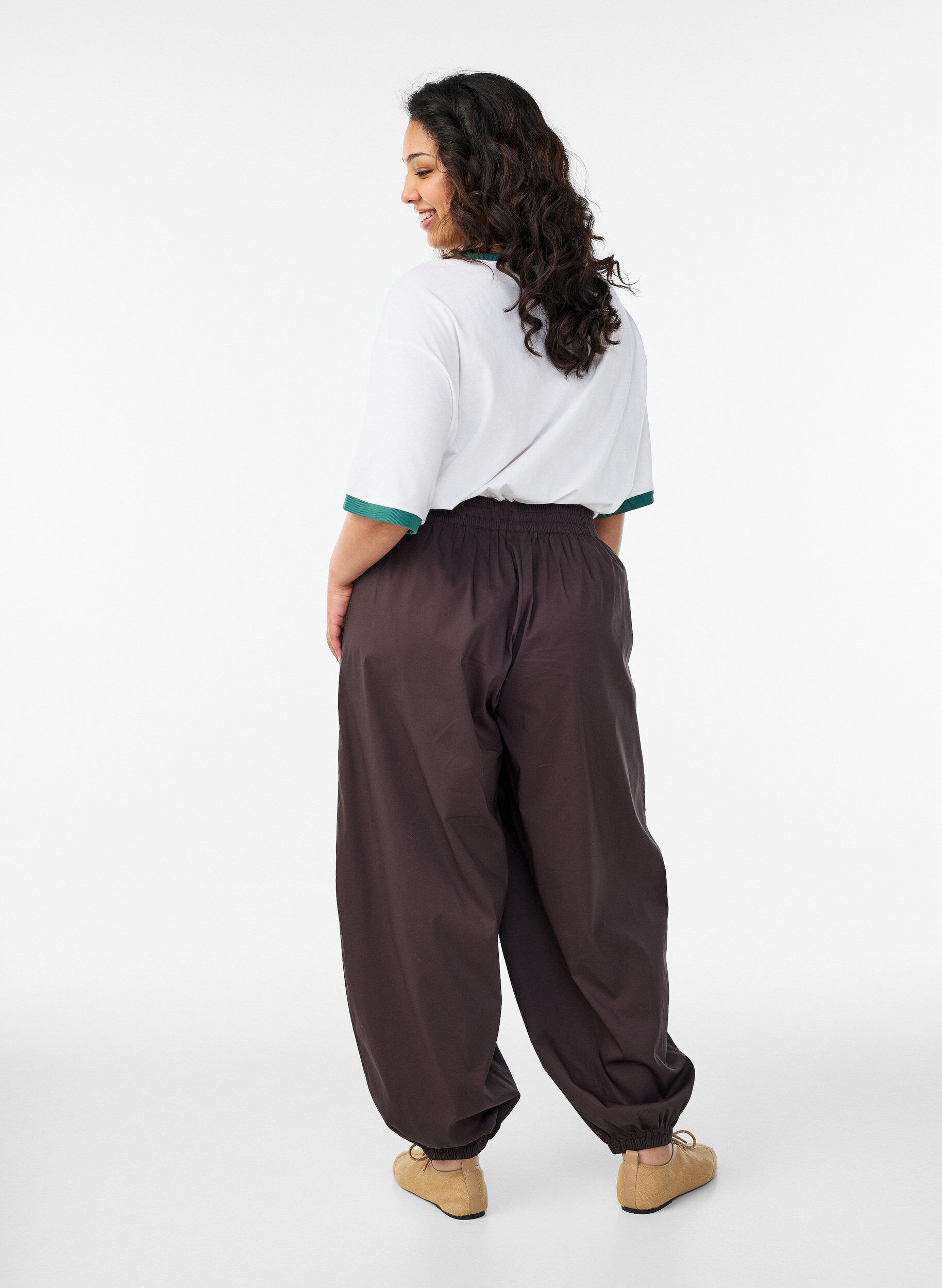 ZizziIlmapallohousut taskuilla ja joustavalla vy&ouml;t&auml;r&ouml;ll&auml;, Ruskea, Model image number 1