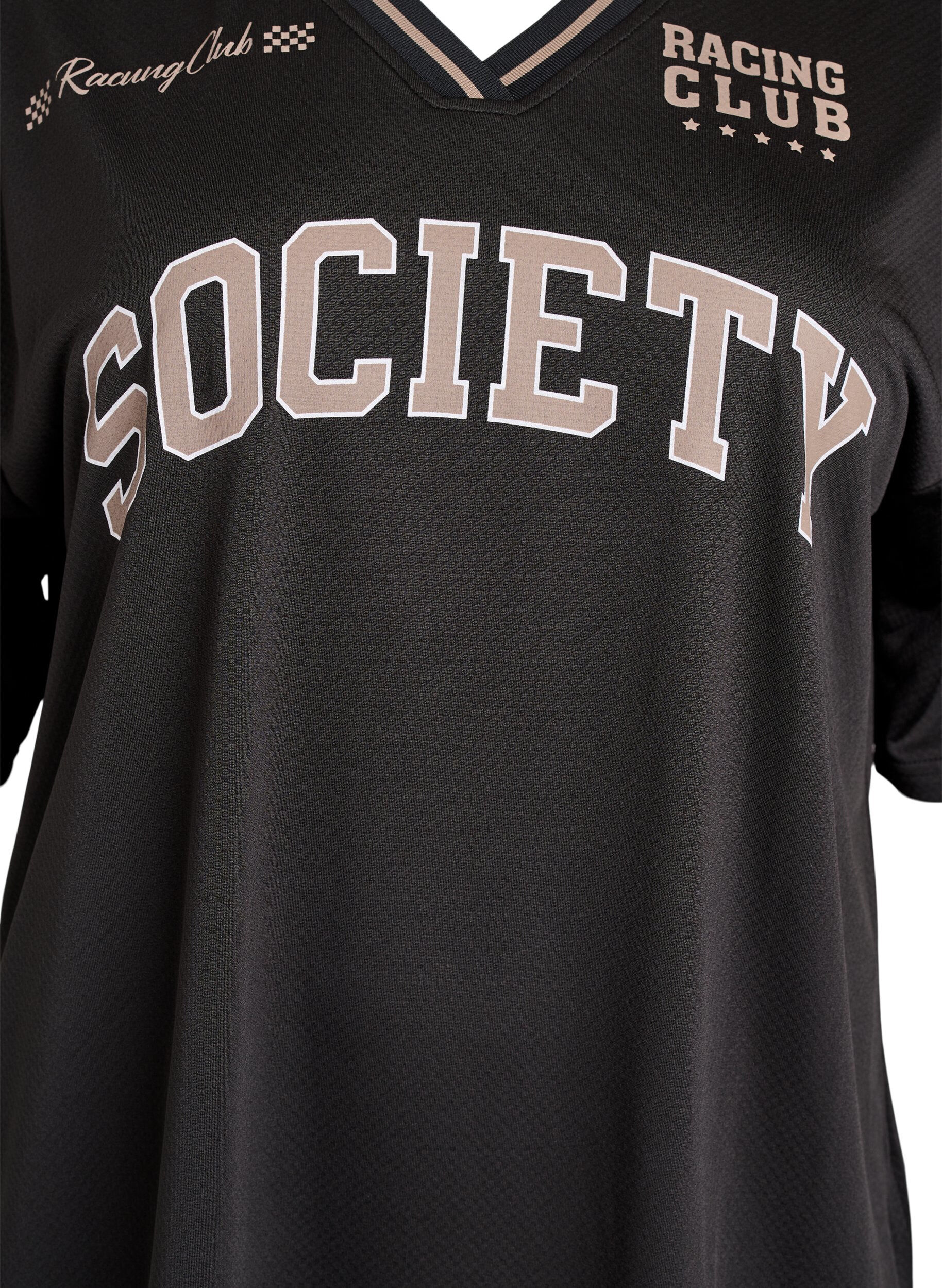 Zizzi Sporttinen T-paita V-p&auml;&auml;ntiell&auml; ja racing-printill&auml;, Musta, Packshot image number 2