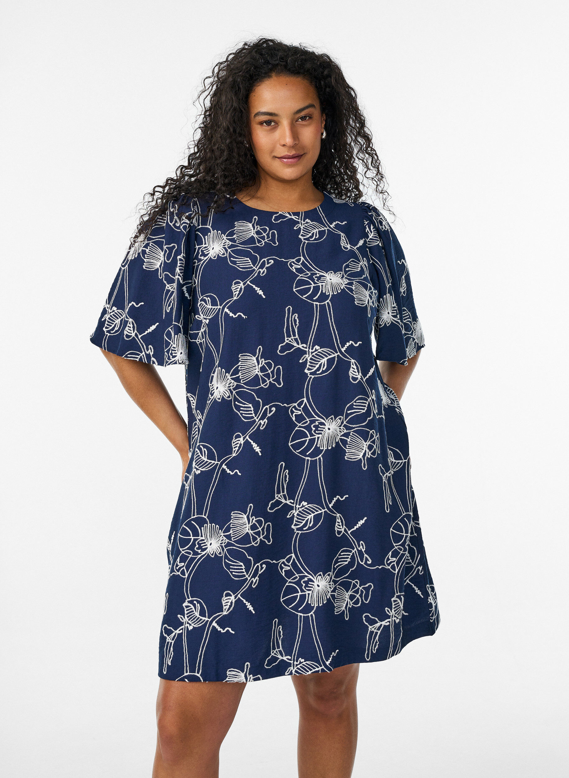 ZizziLyhyt A-linjainen mekko kirjaillulla kuviolla, Sininen, Model image number 0