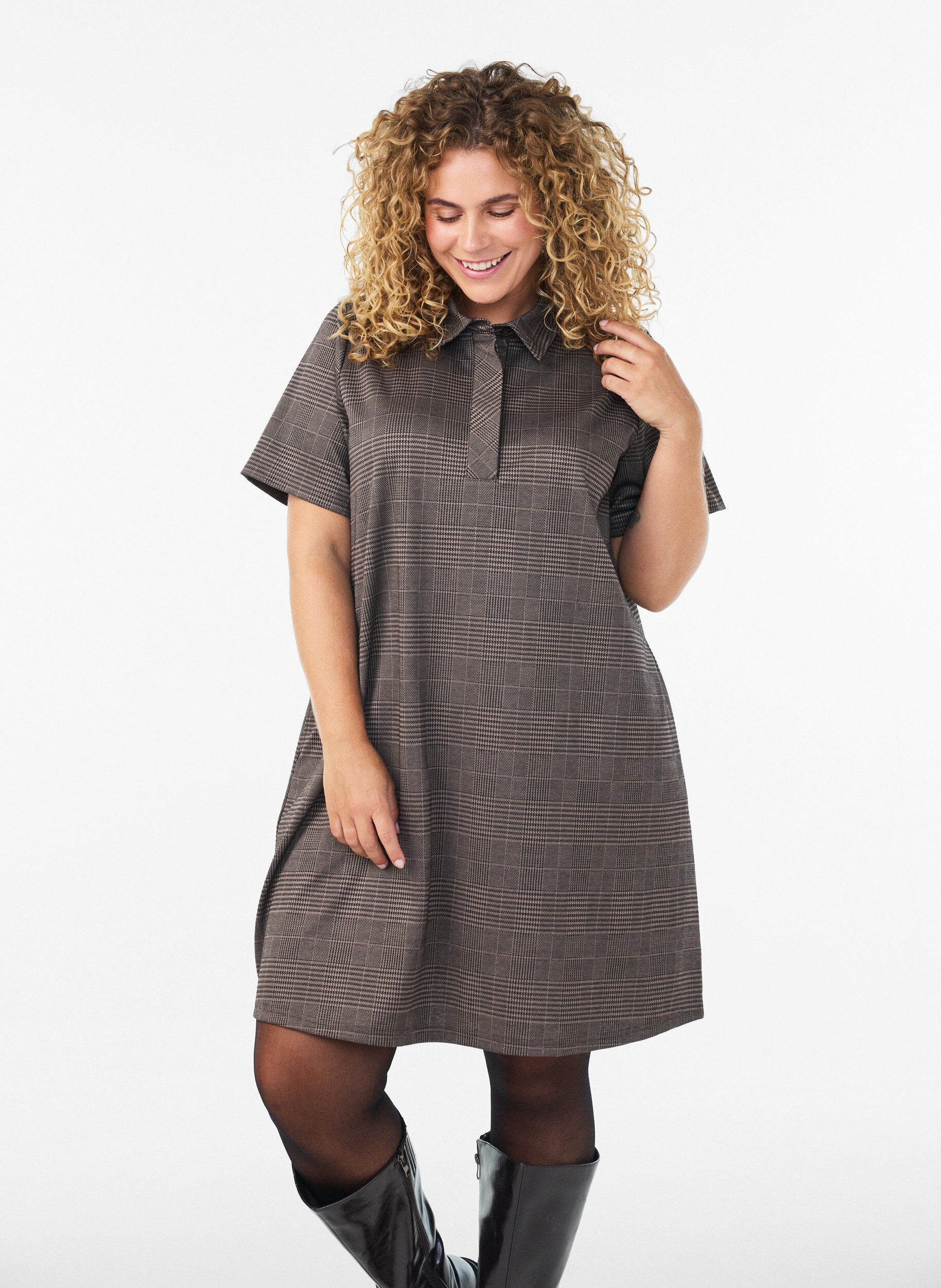 ZizziLyhyt ruudullinen mekko paitakauluksella, Ruskea, Model image number 0