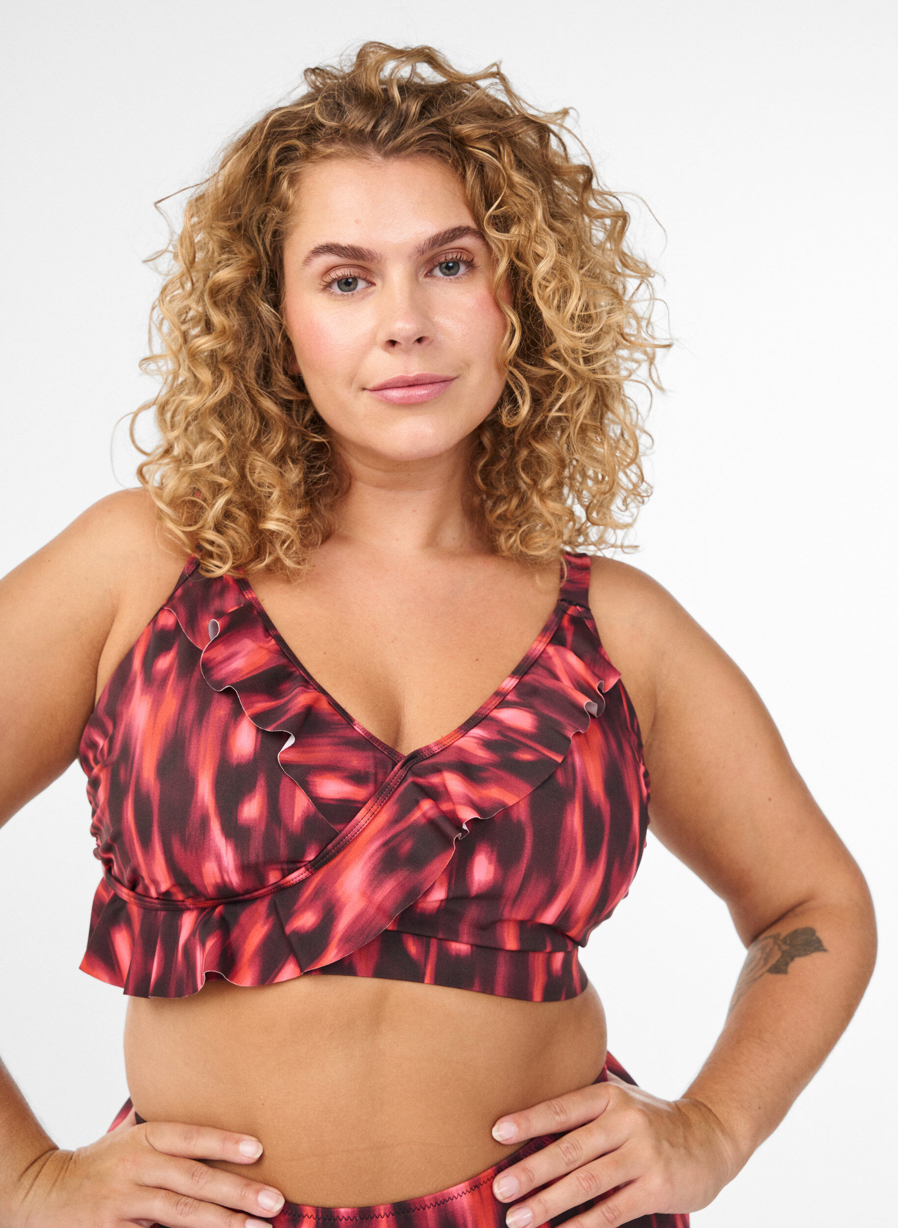 Bikiniyl&auml;osa printill&auml; ja r&ouml;yhel&ouml;yksityiskohdilla, Vaaleanpunainen, Model