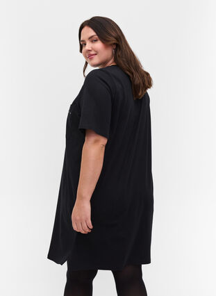Pitkä puuvillainen t-paita rintataskuilla ja niiteillä, Black, Model image number 1