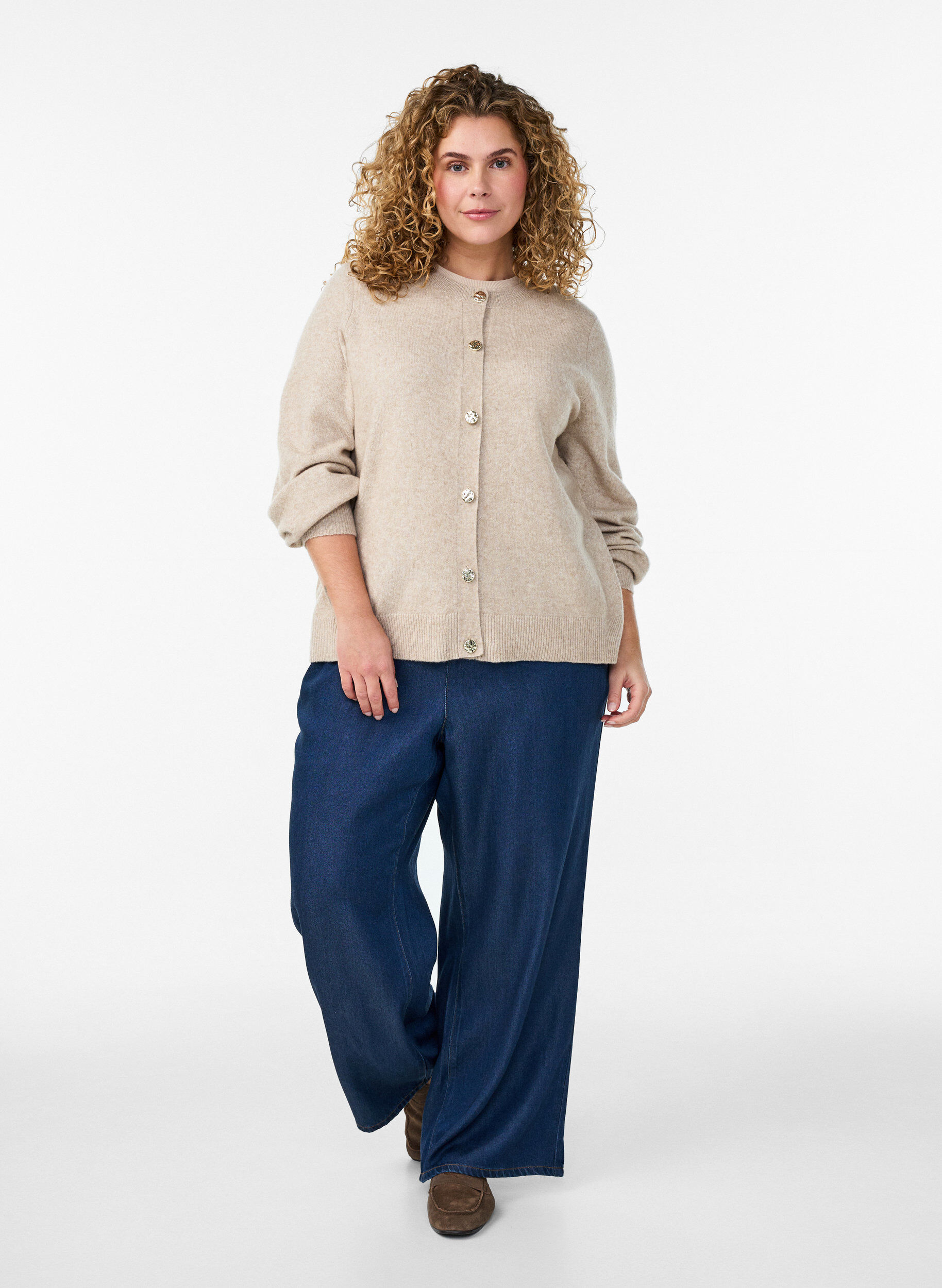 ZizziNeuletakki pehme&auml;st&auml; neuleesta kullanv&auml;risill&auml; napeilla, Beige, Model image number 1