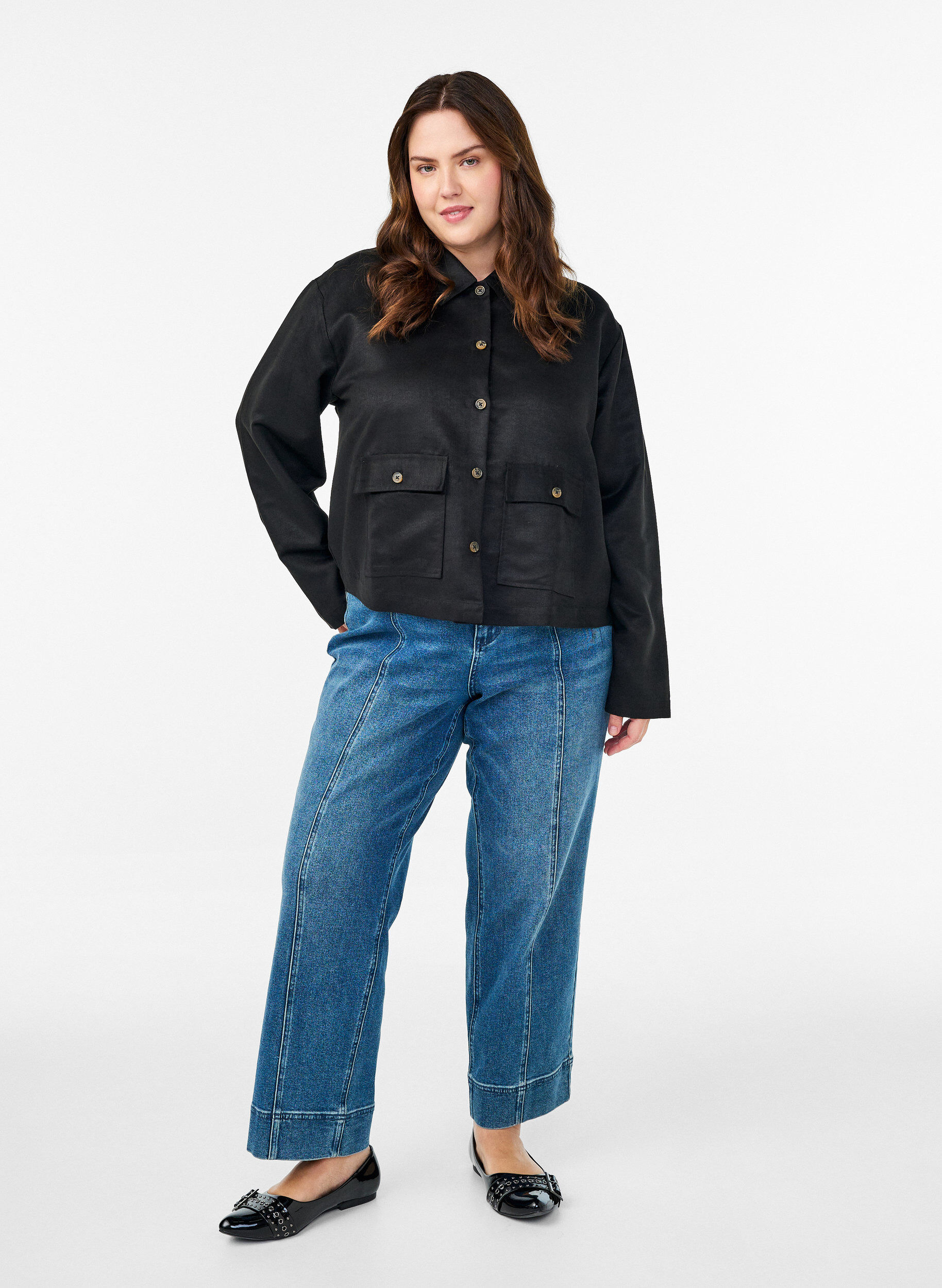 Zizzi Lyhyt mokkanahkaj&auml;ljitelm&auml;takki taskuilla, Musta, Model image number 1